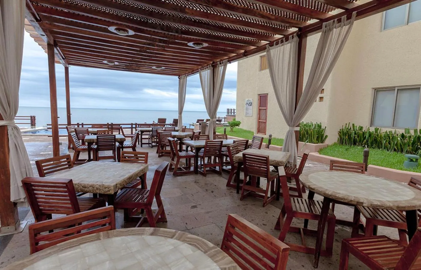 Restaurant/places to eat in Zafiro Beach Boutique Resort