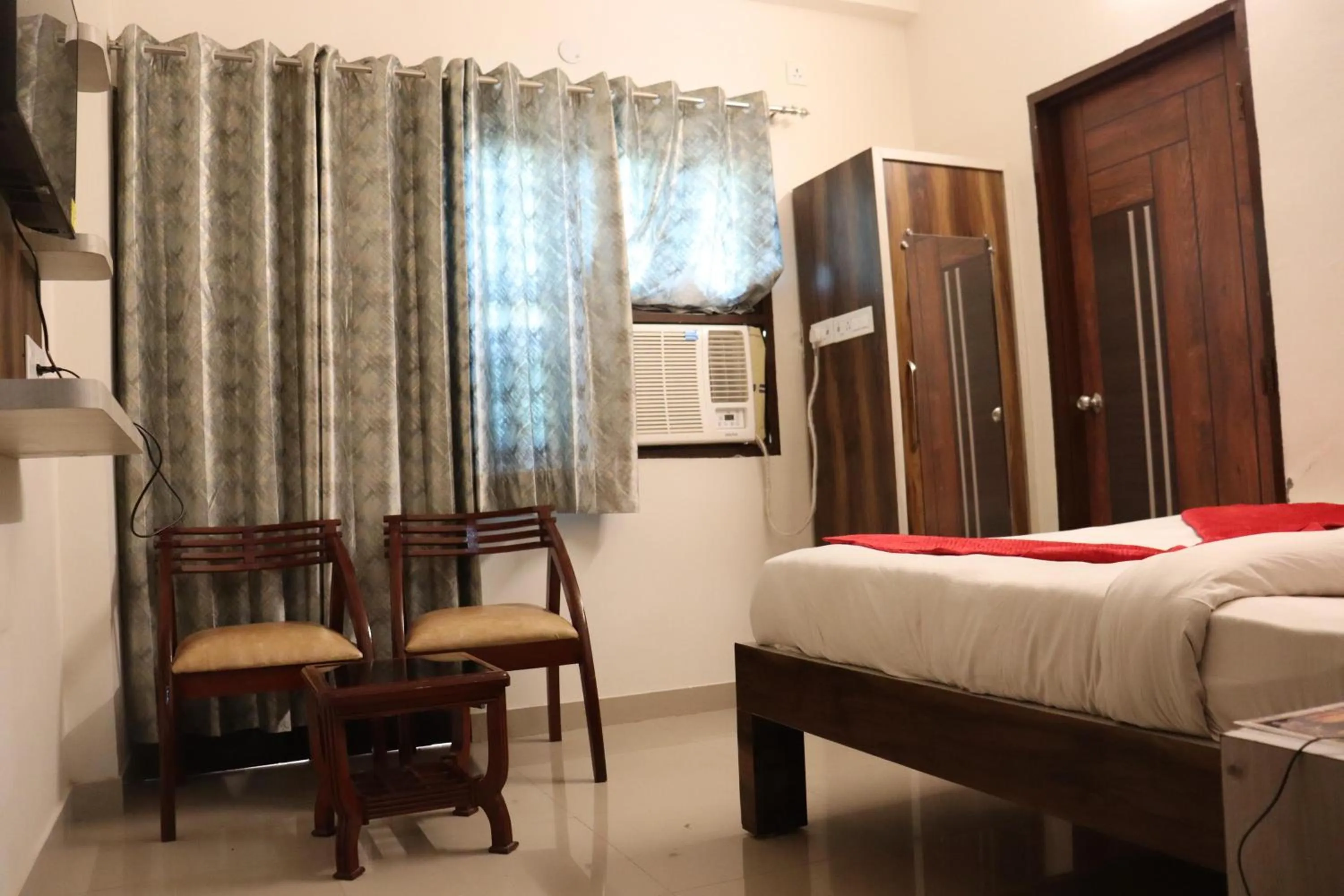 Photo of the whole room, Bed in Paradise Inn