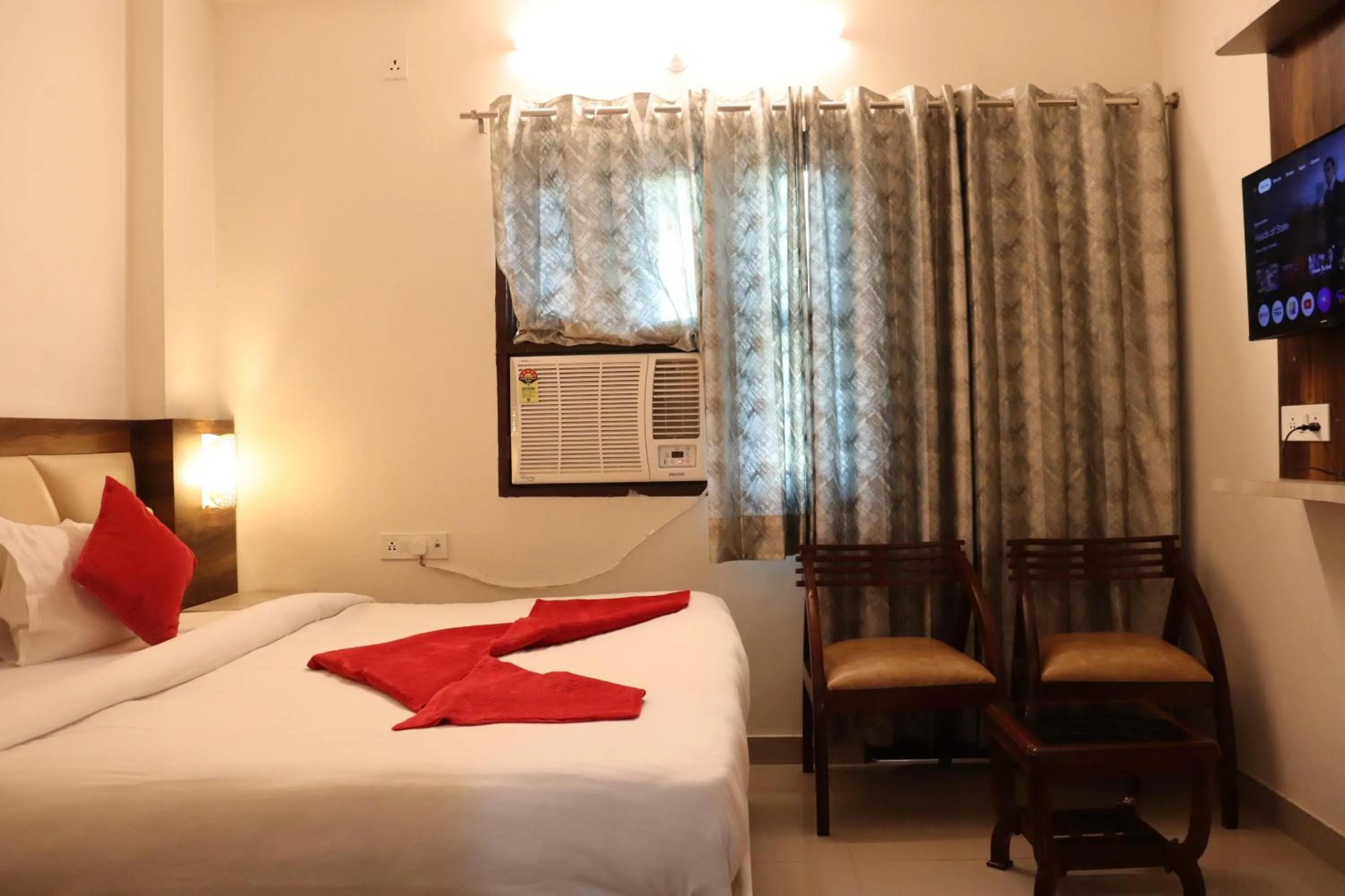 Photo of the whole room, Bed in Paradise Inn