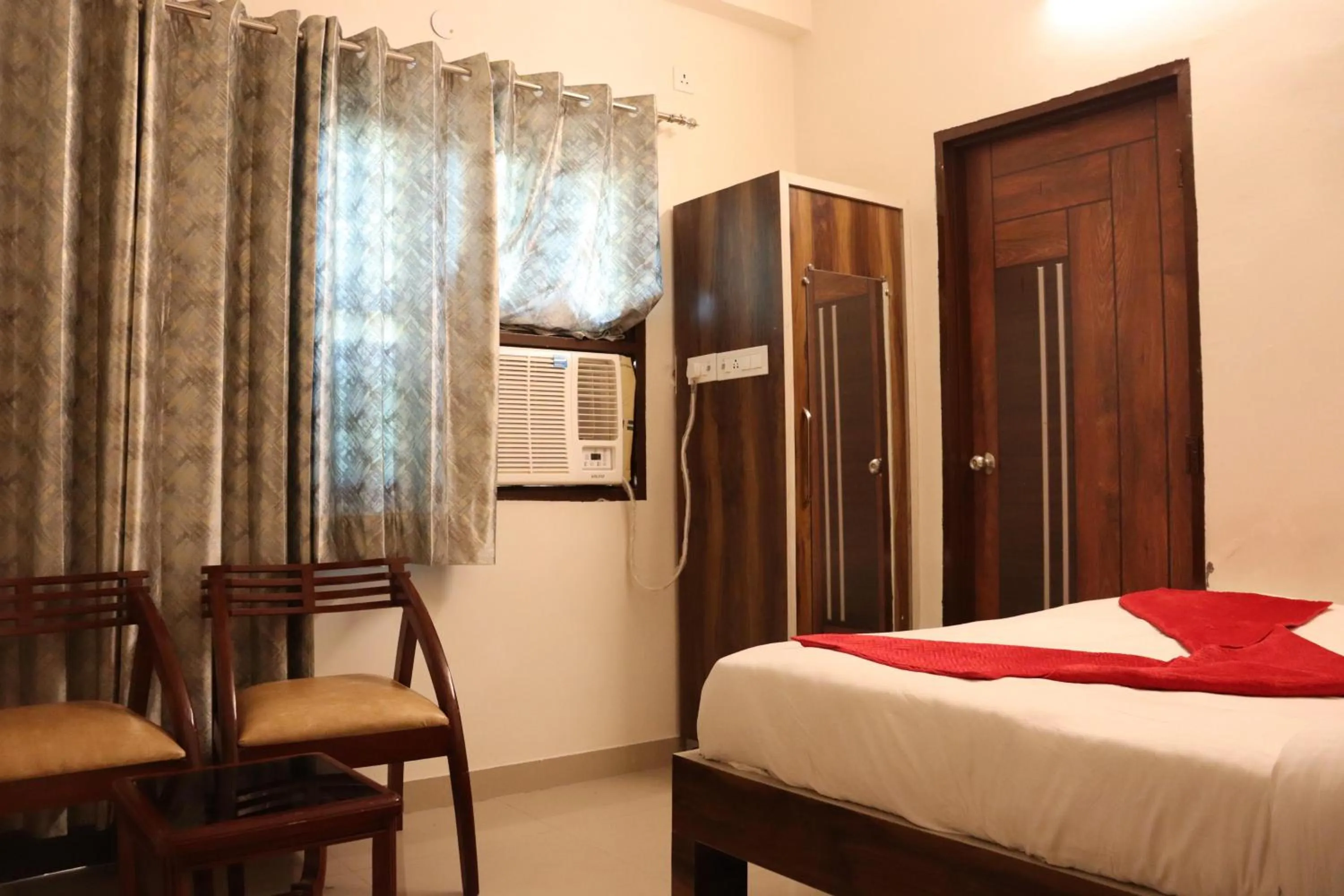 wardrobe, Bed in Paradise Inn