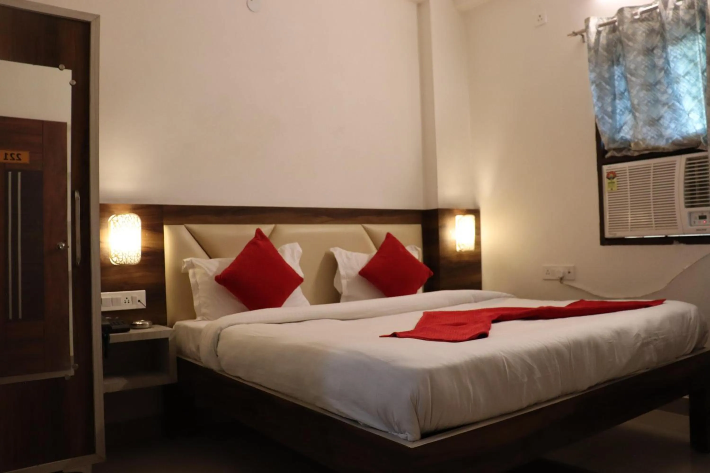 Photo of the whole room, Bed in Paradise Inn