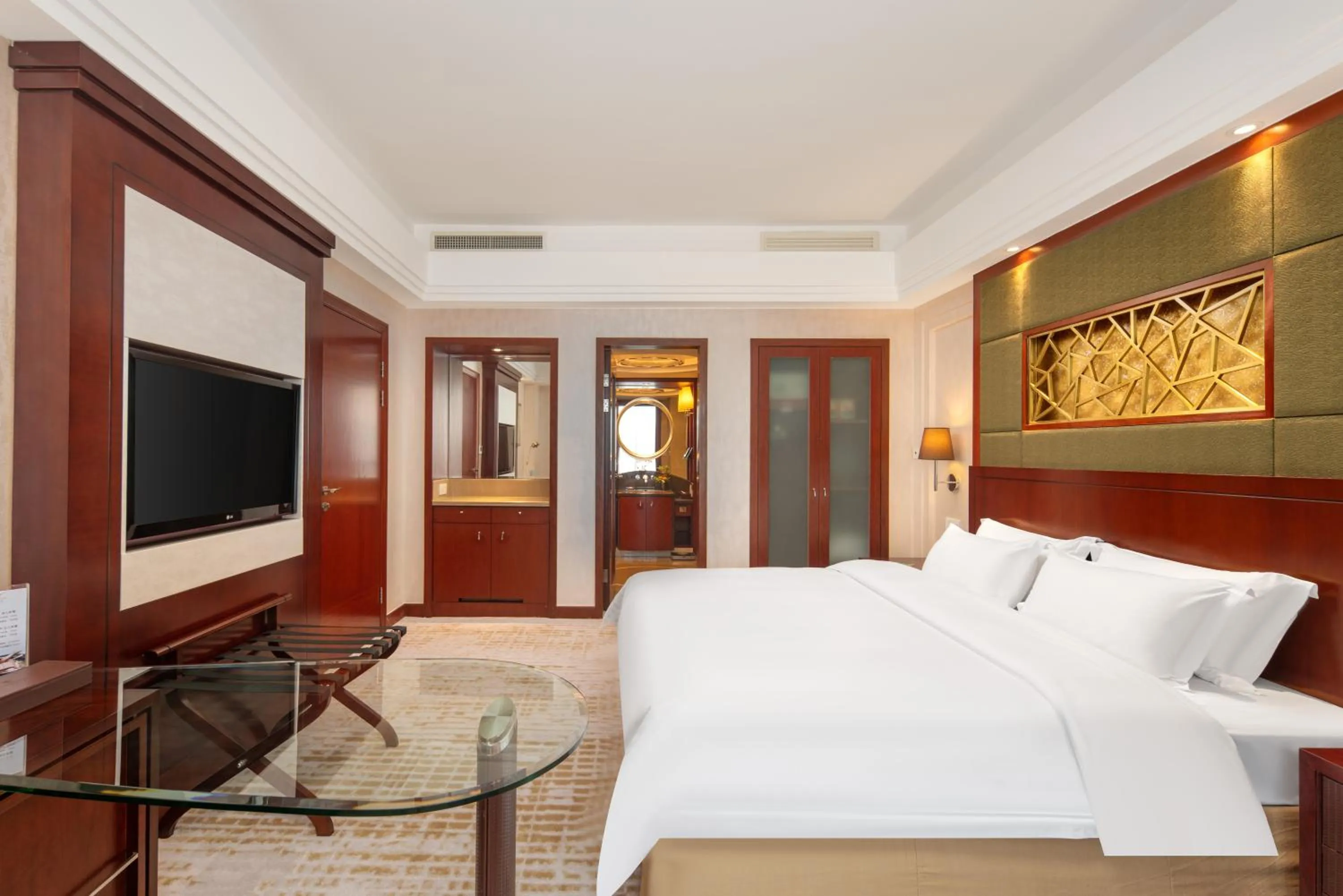Photo of the whole room, Bed in Plaza Hotel Yuyao