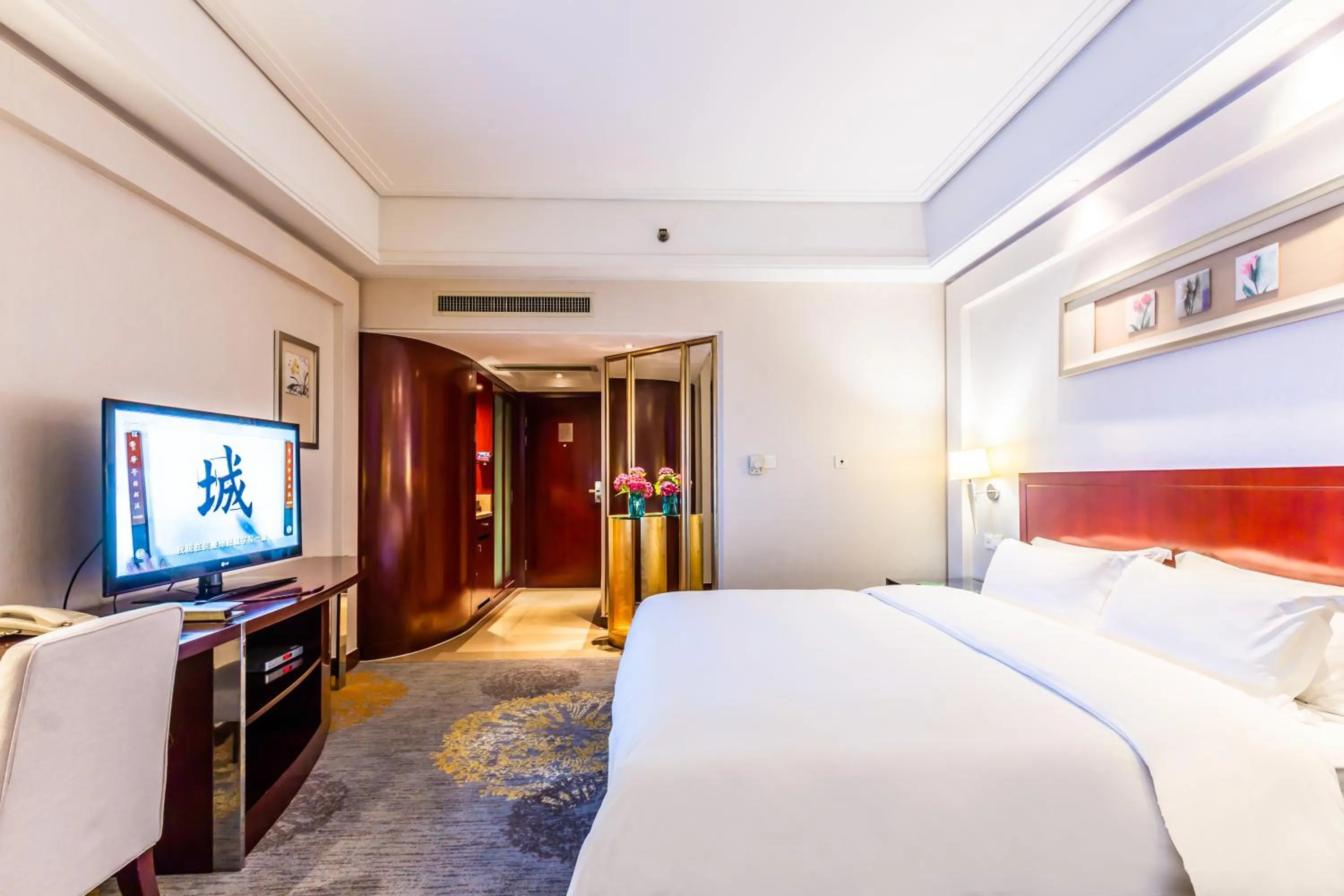 Photo of the whole room, Bed in Plaza Hotel Yuyao