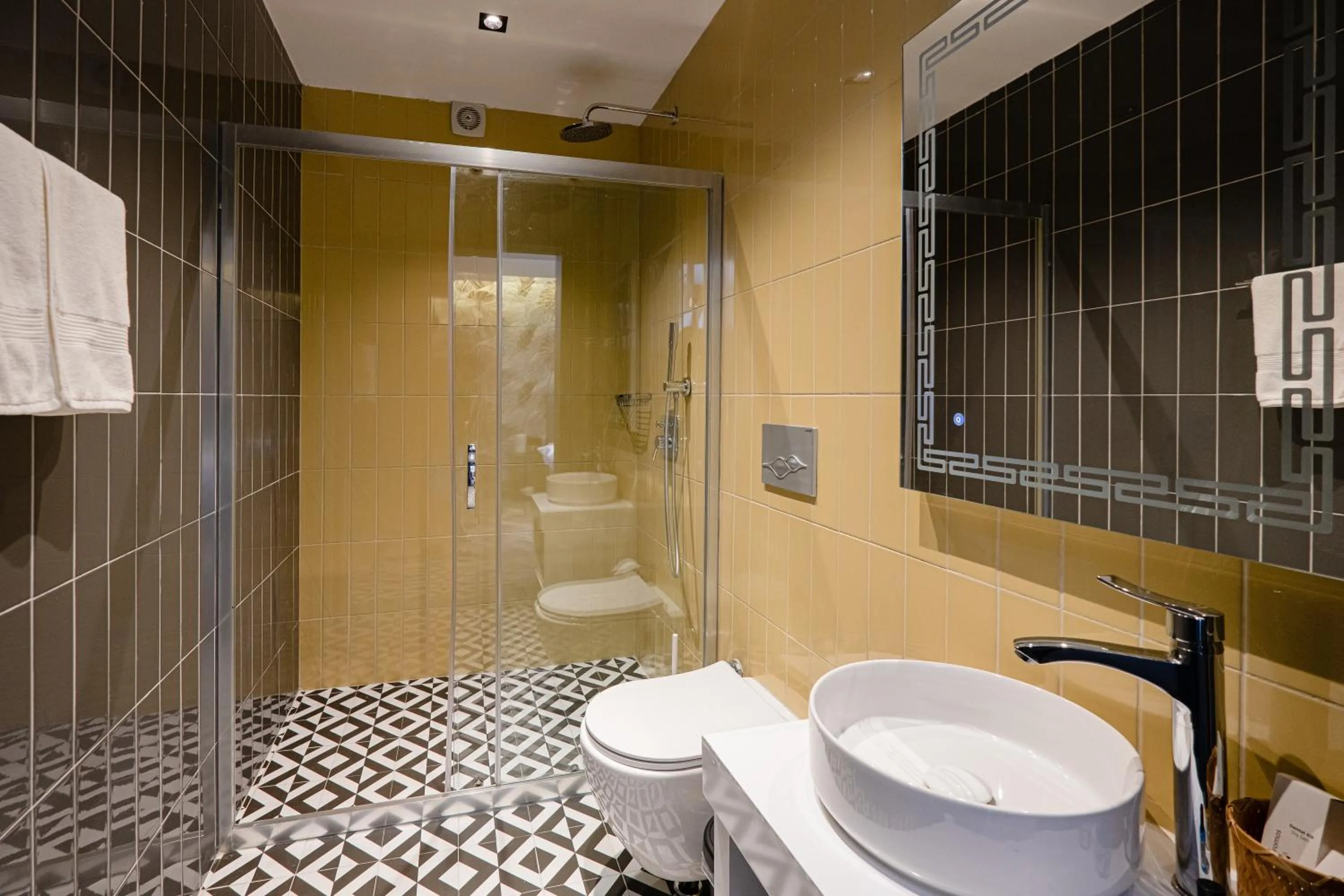 Shower in Angelo Coffee Suites