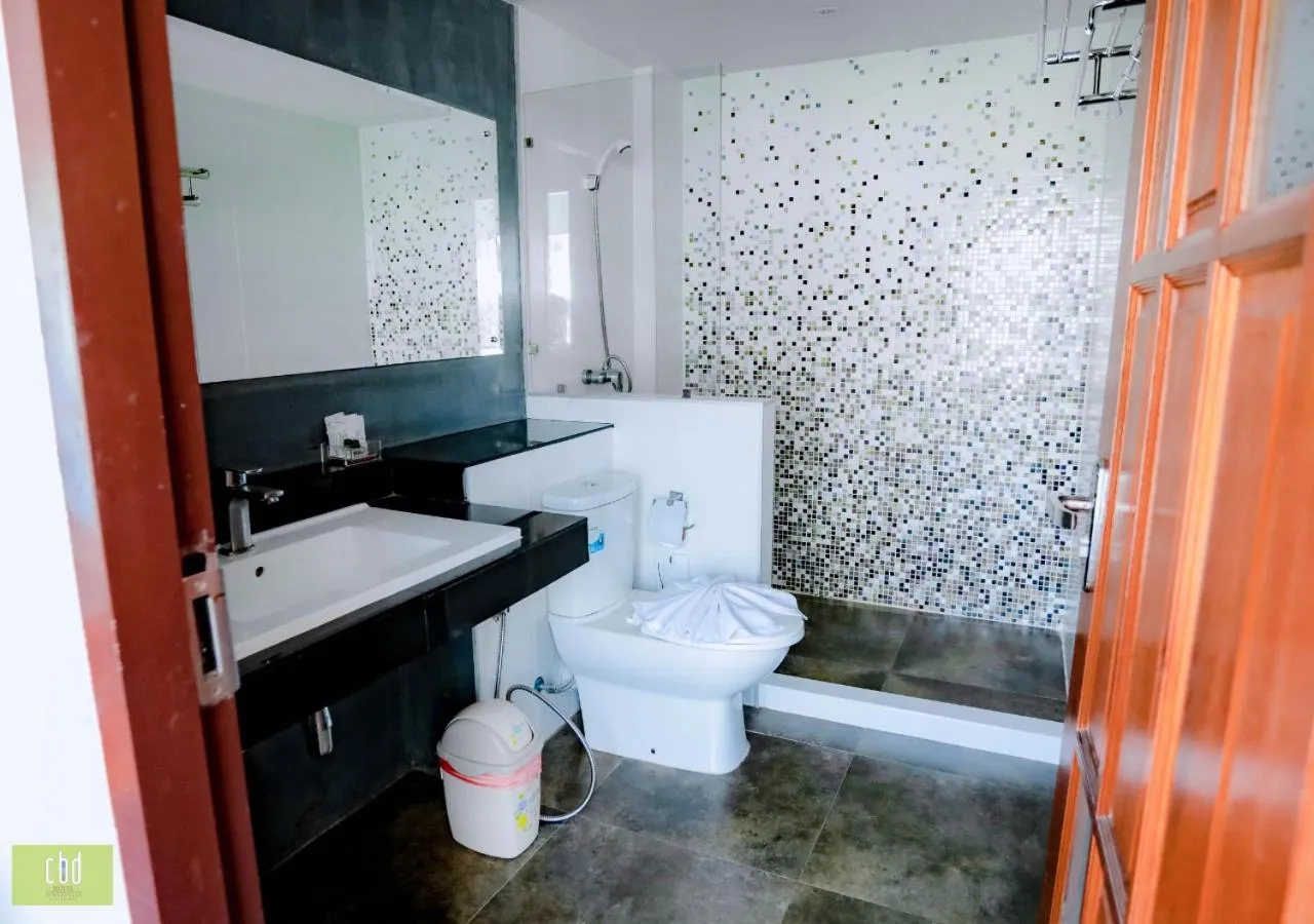Shower in CBD Hotel Suratthani