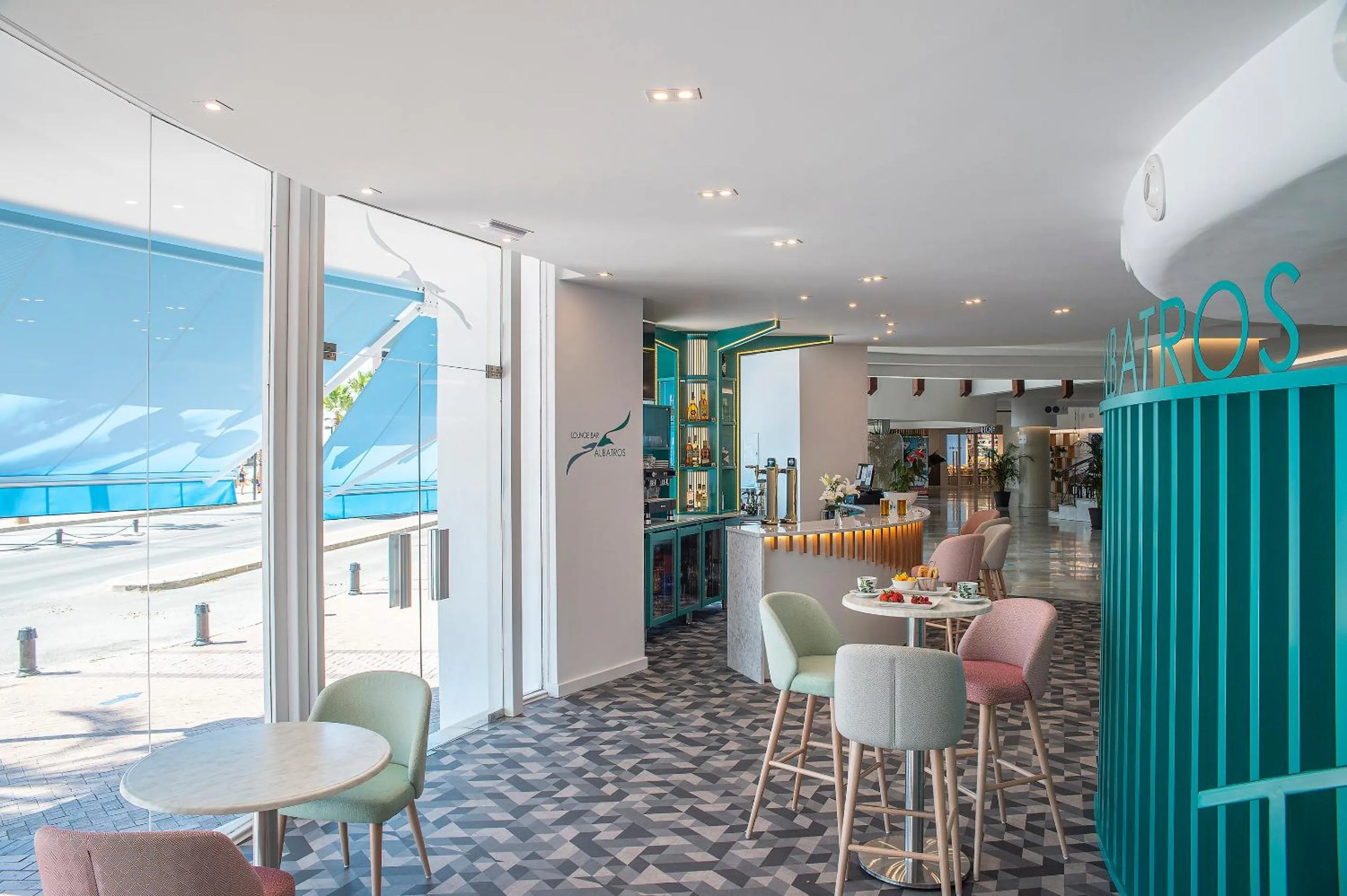 Lounge or bar in Hotel El Puerto by Pierre Vacances