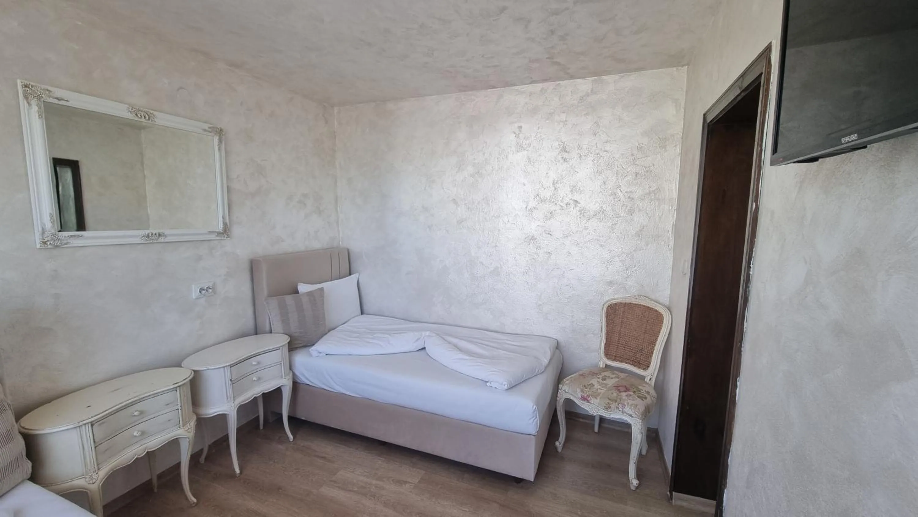 Bedroom, Bed in Jeweller Hotel