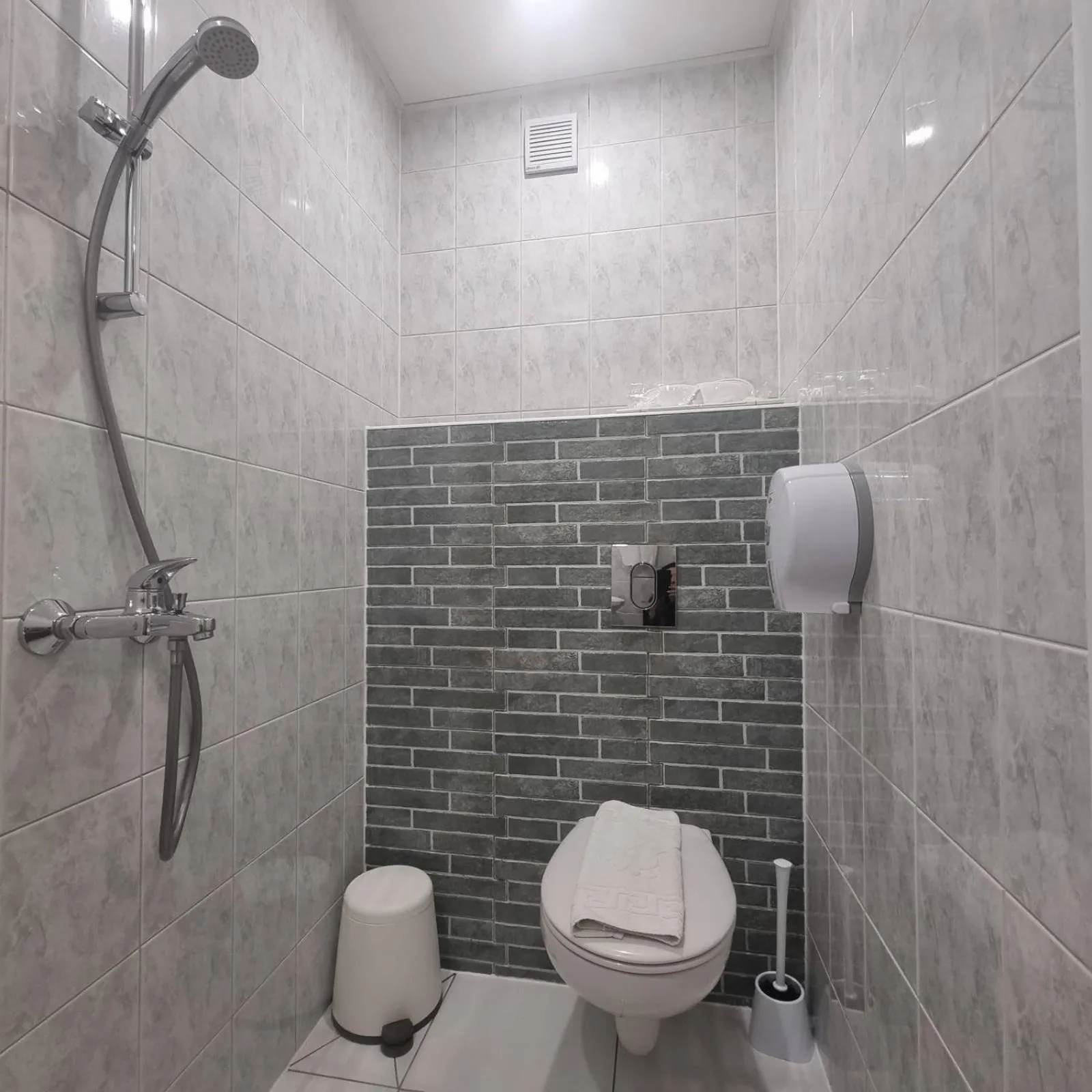 Shower in Jeweller Hotel