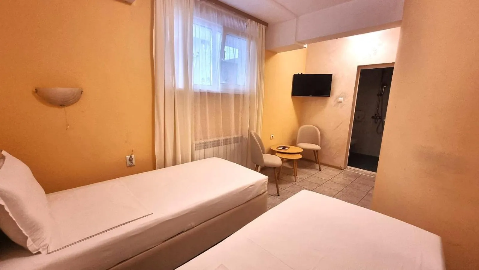 Photo of the whole room, Bed in Jeweller Hotel