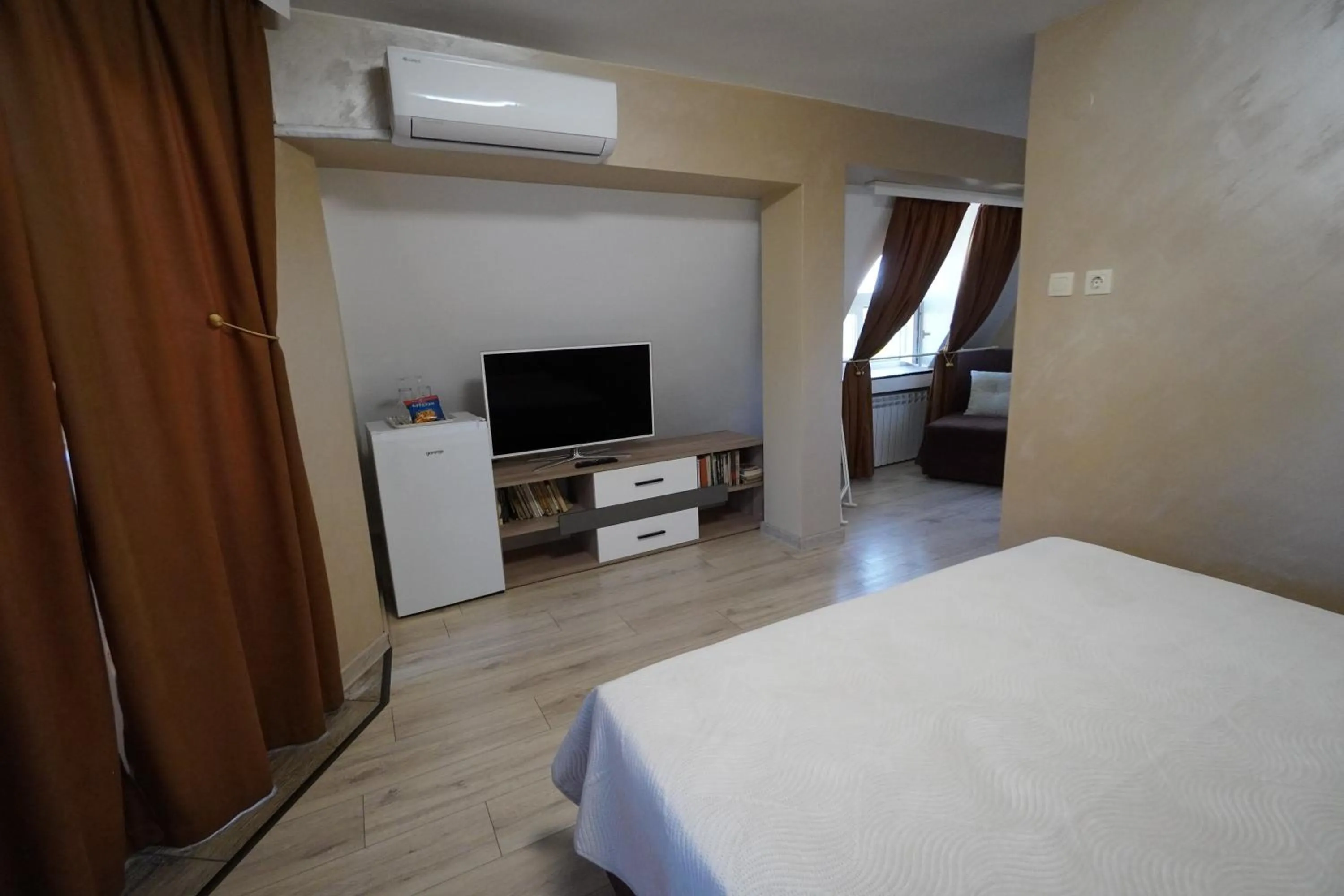 Photo of the whole room, Bed in Jeweller Hotel