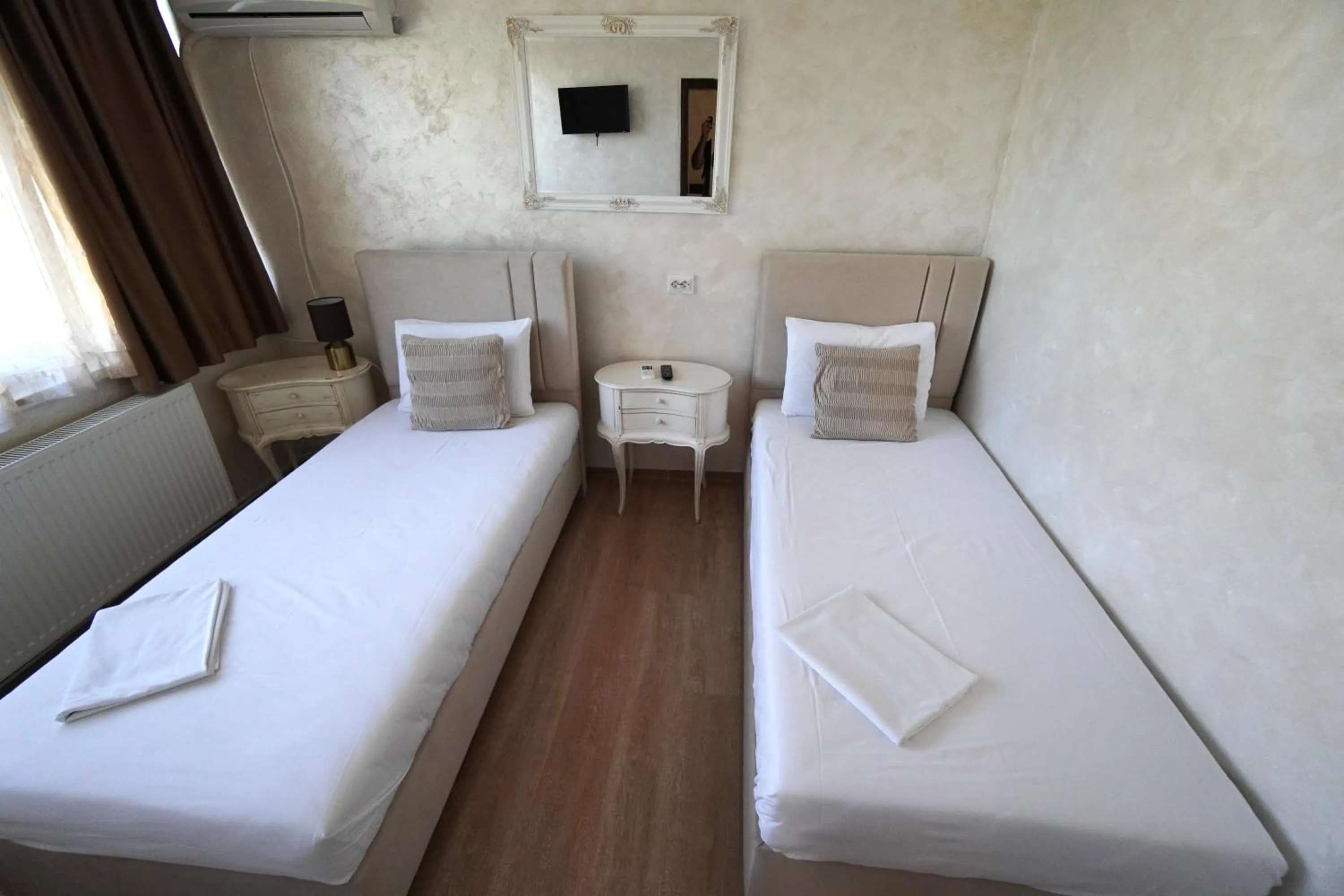 Photo of the whole room, Bed in Jeweller Hotel