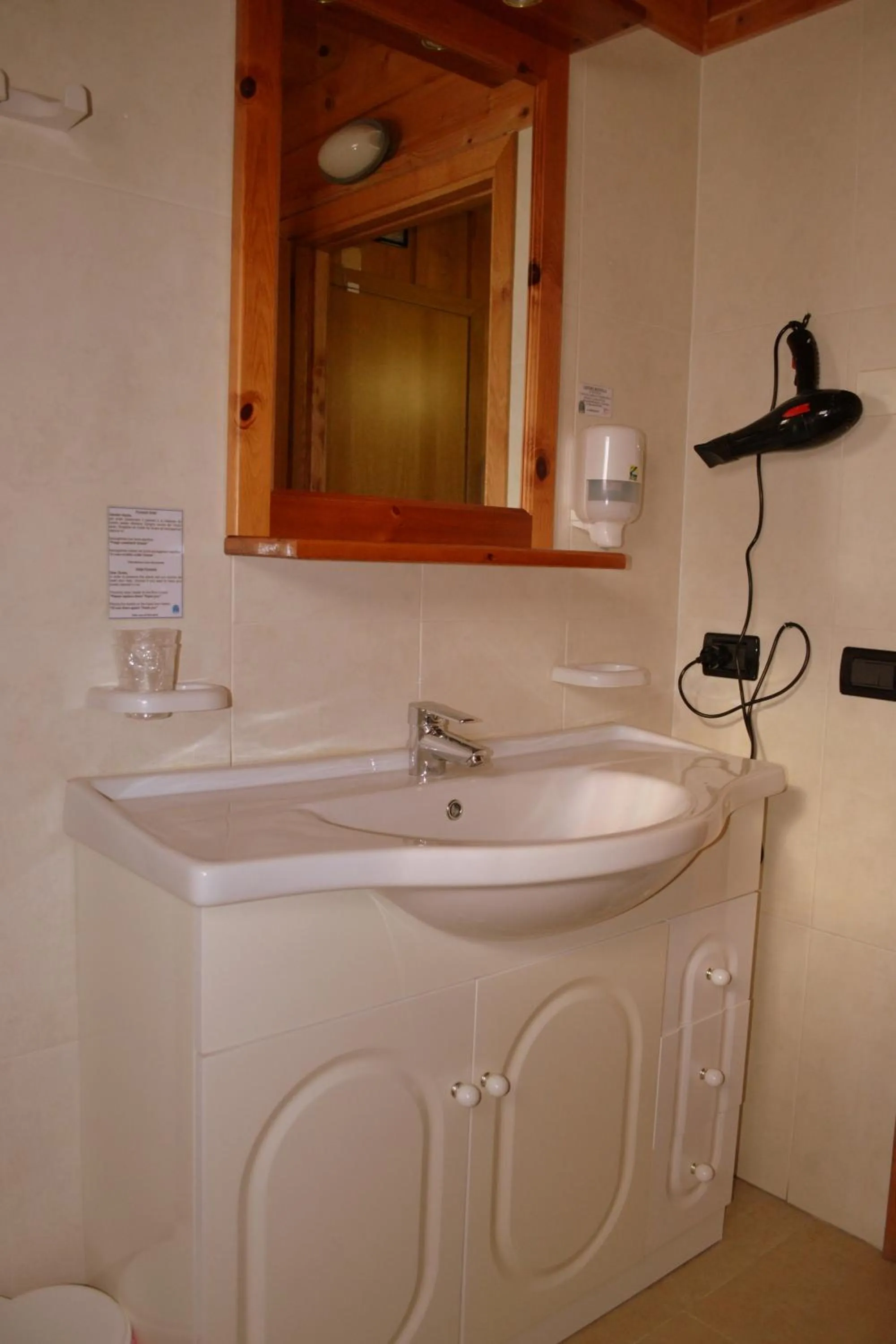 Bathroom in Albergo Rendola