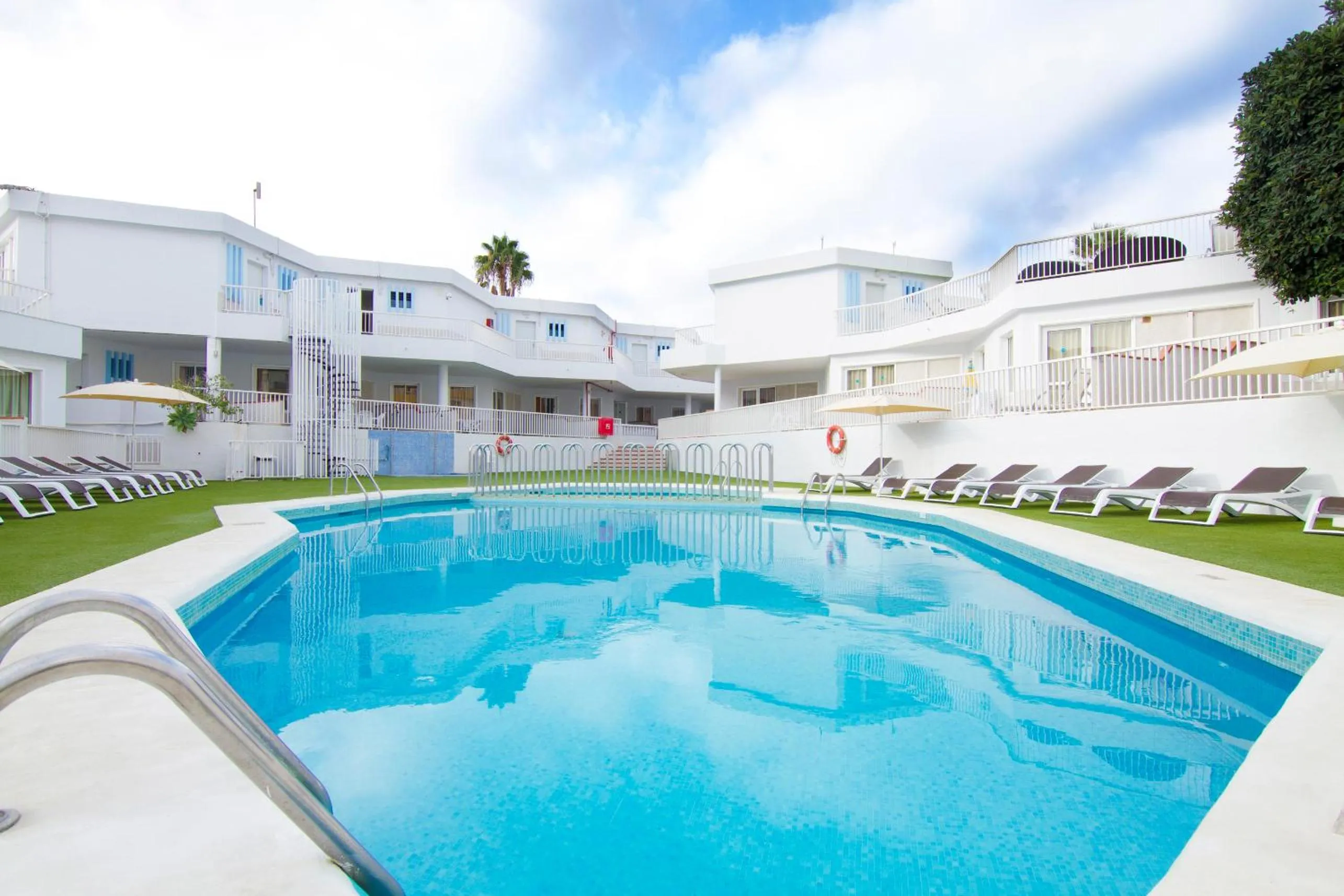 Swimming pool in Checkin Bungalows Atlántida