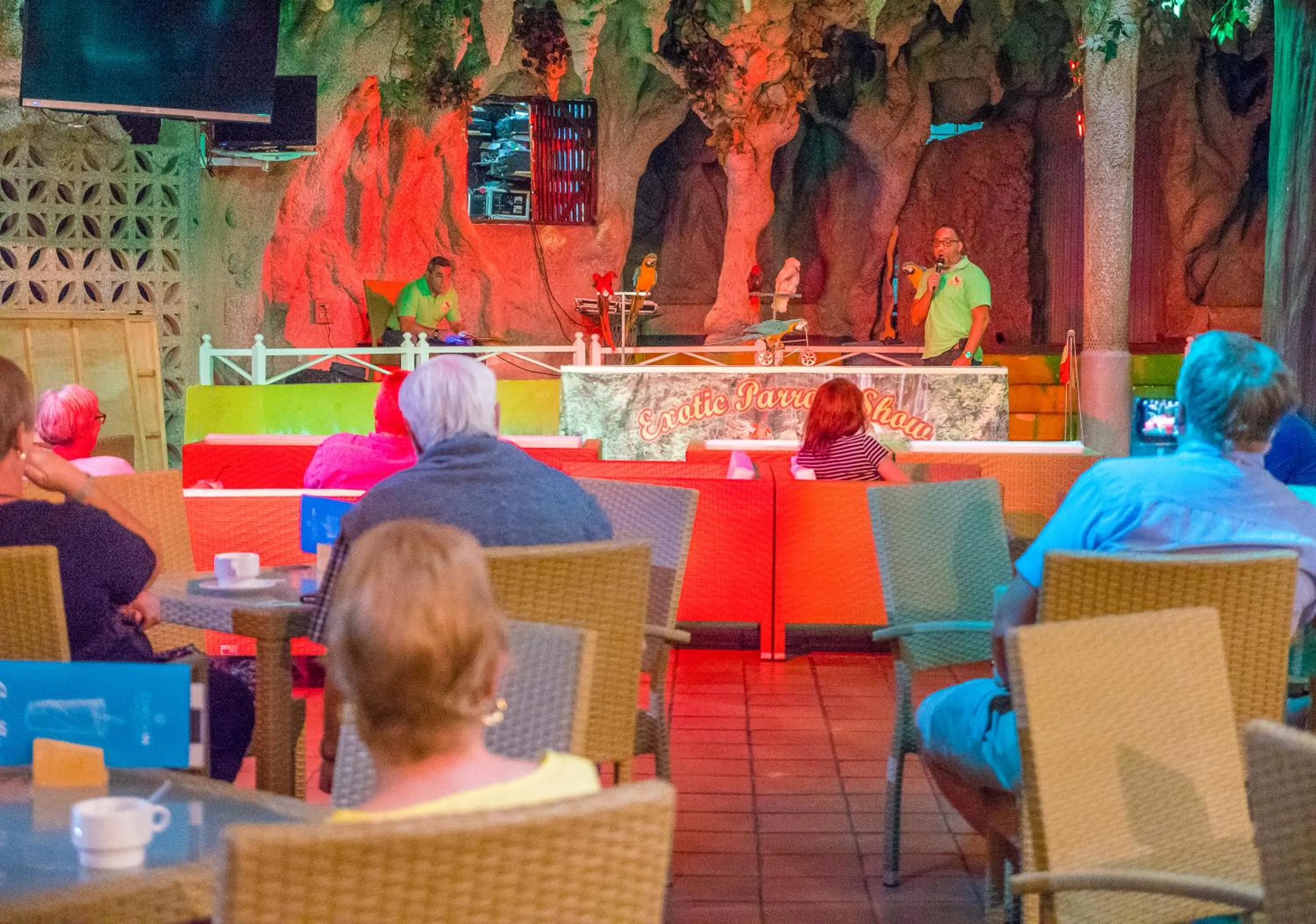 Evening entertainment in Checkin Bungalows Atlántida