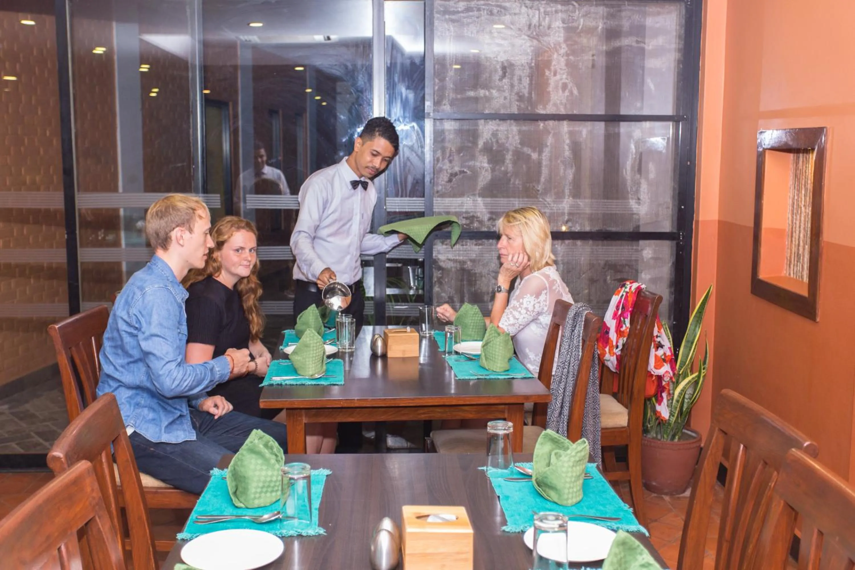 Restaurant/places to eat in Landmark Forest Park