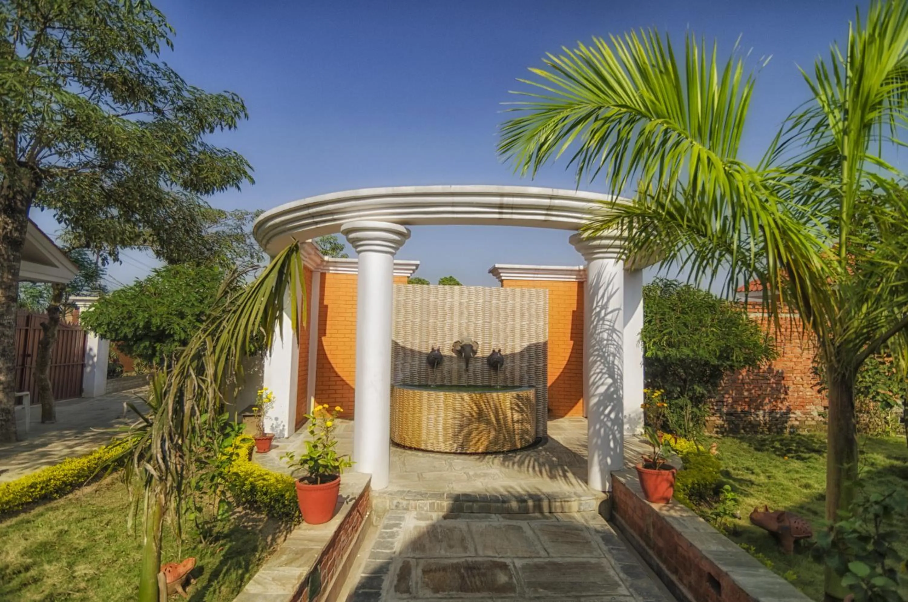 Facade/entrance in Landmark Forest Park