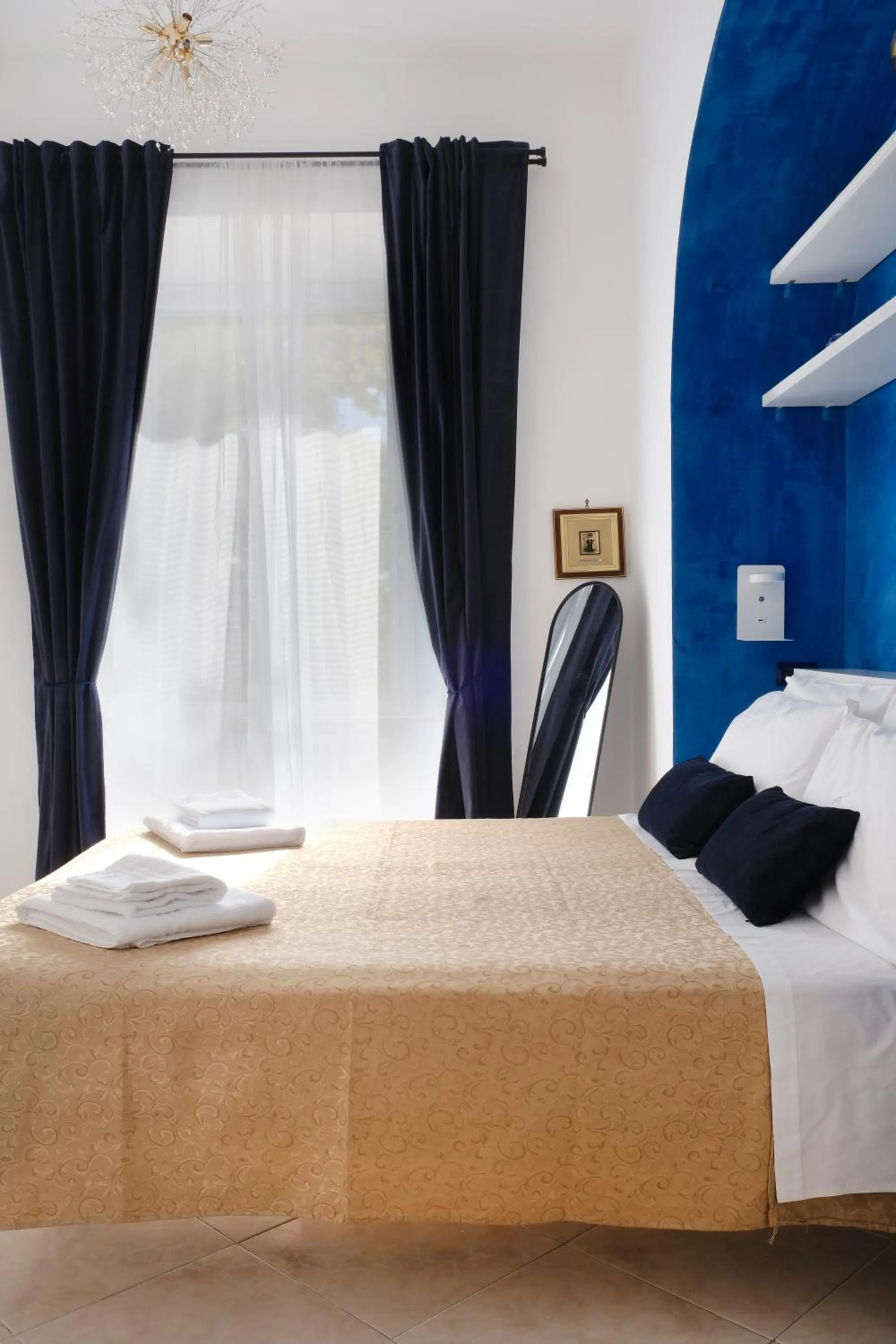 Bed in Domus Chiara al Colosseo