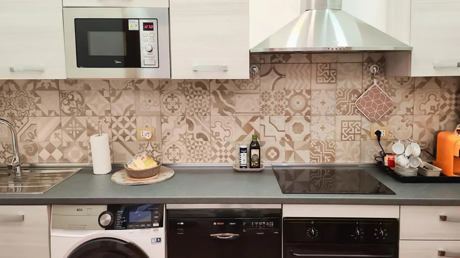 Coffee/tea facilities in Domus Chiara al Colosseo