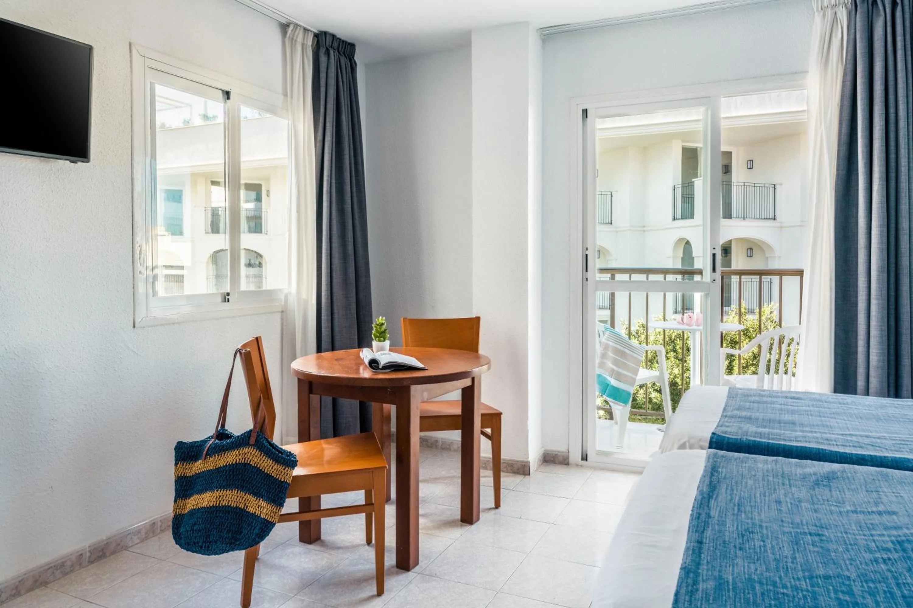 Seating area, Bed in Vibra Calima Apartamentos - Adults only