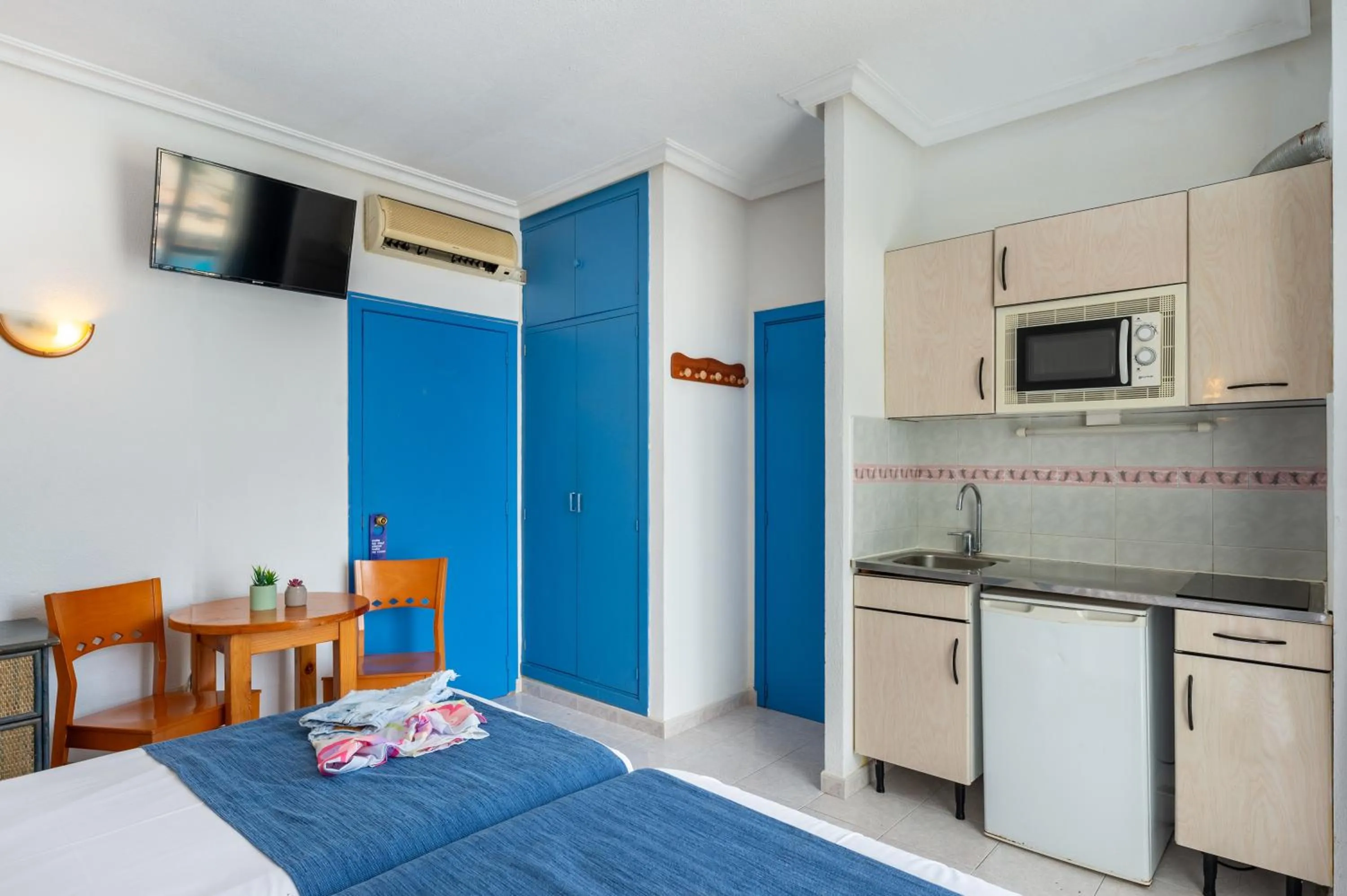 Kitchen or kitchenette, Bed in Aparthotel Vibra del Mar - Adults only