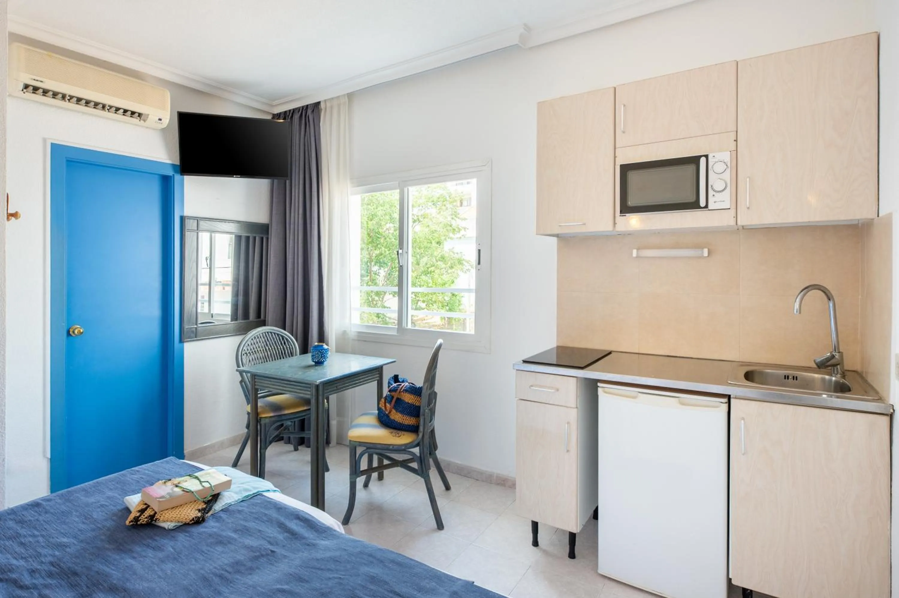 Kitchen or kitchenette, Bed in Aparthotel Vibra del Mar - Adults only
