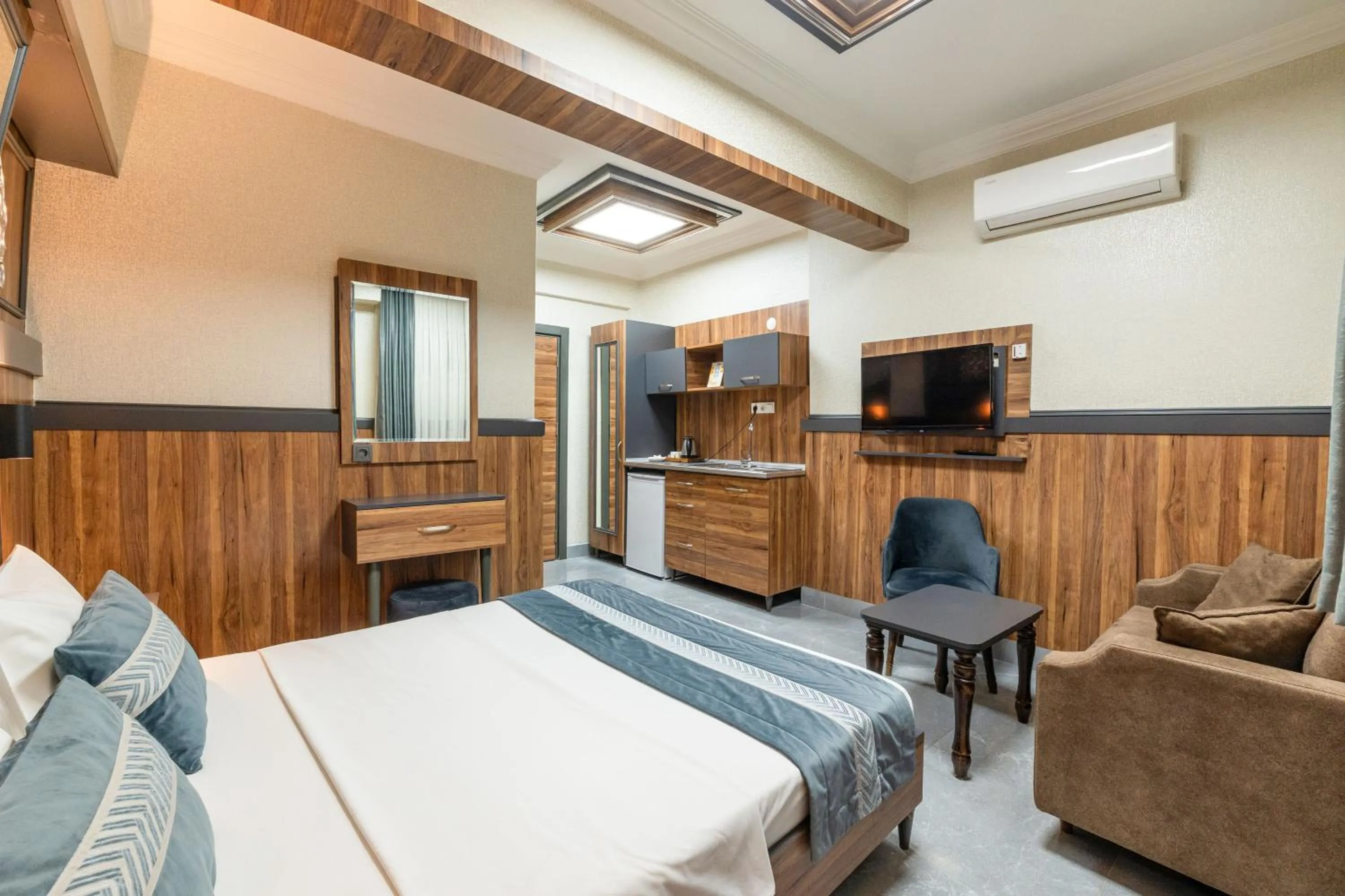 Communal lounge/ TV room, Bed in La Serena Taxim Hotel