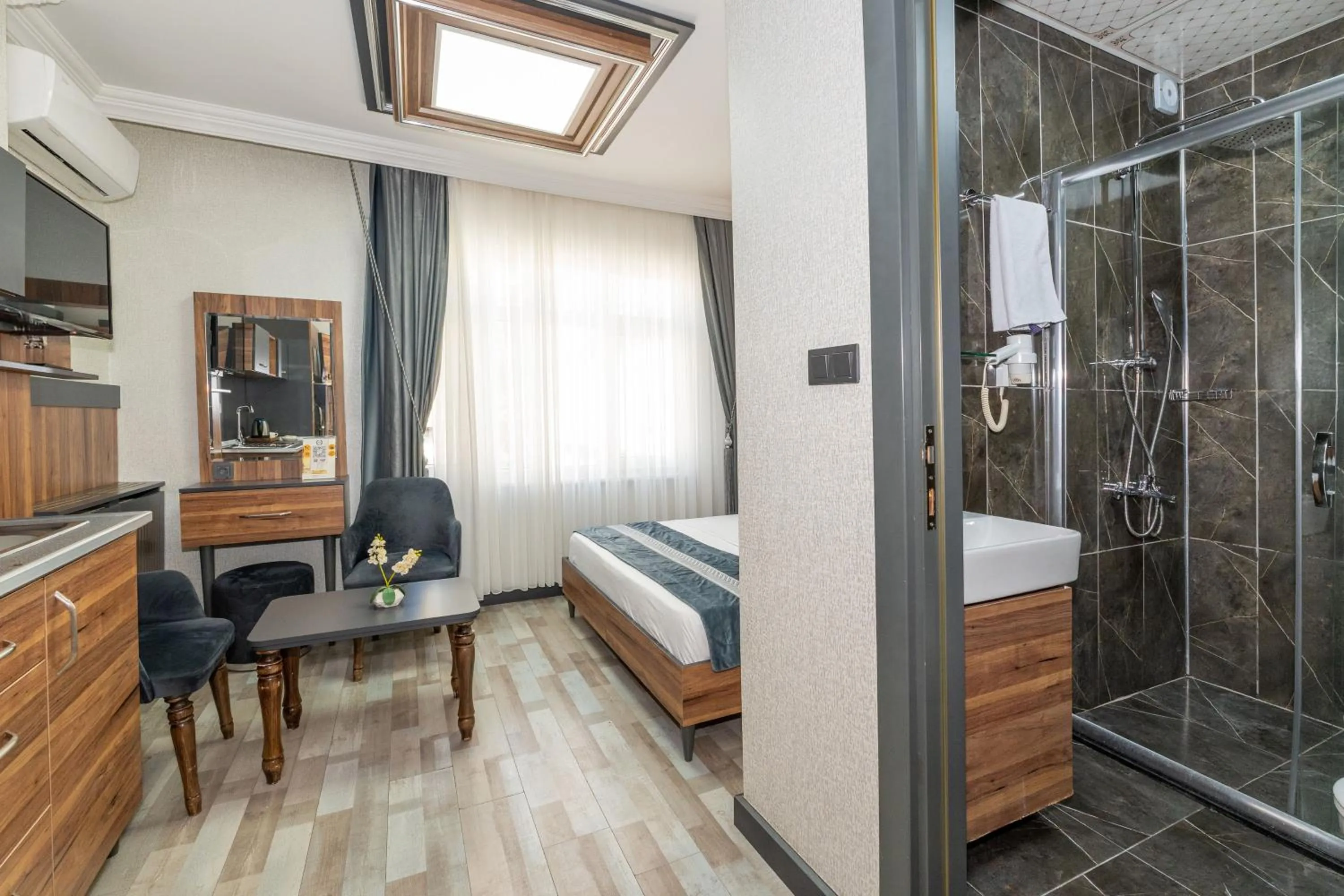 Shower in La Serena Taxim Hotel