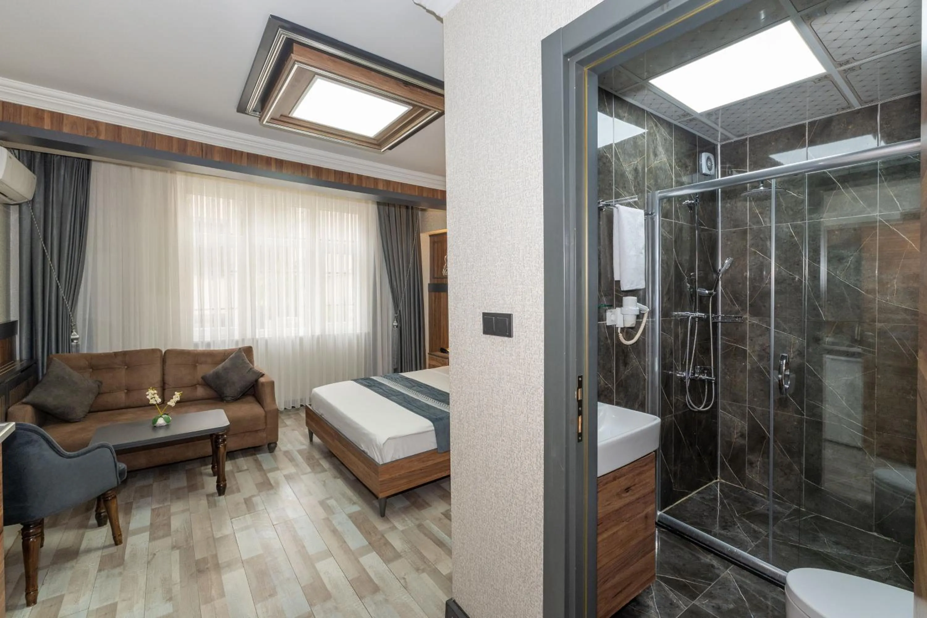 Shower, Bed in La Serena Taxim Hotel