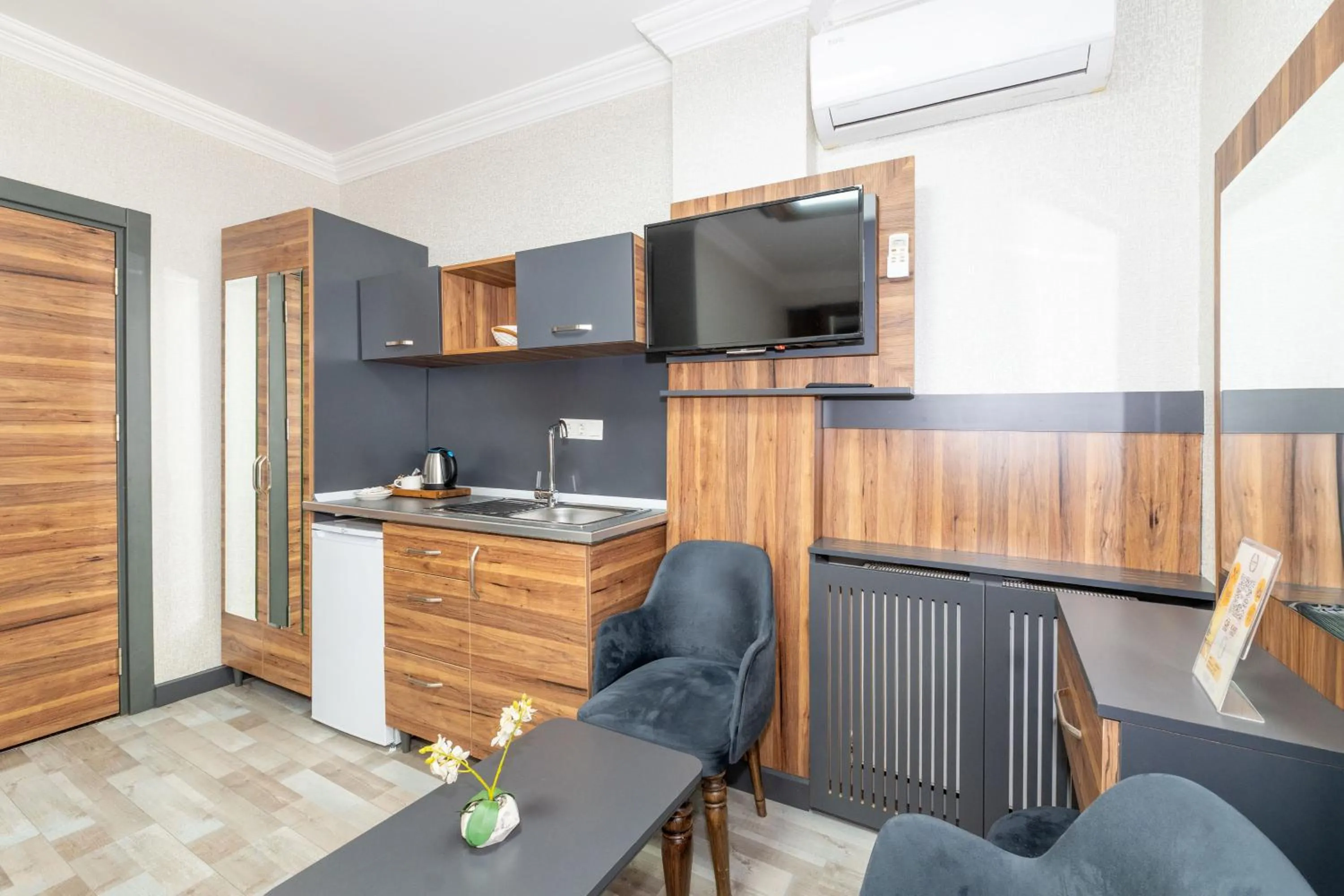 Communal lounge/ TV room in La Serena Taxim Hotel