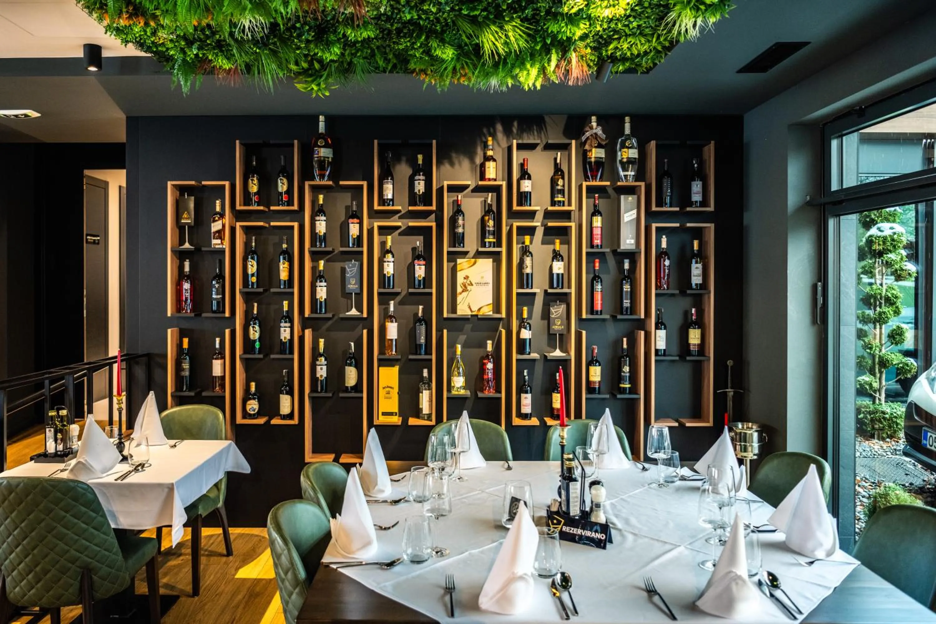 Restaurant/places to eat in Hotel Adriale