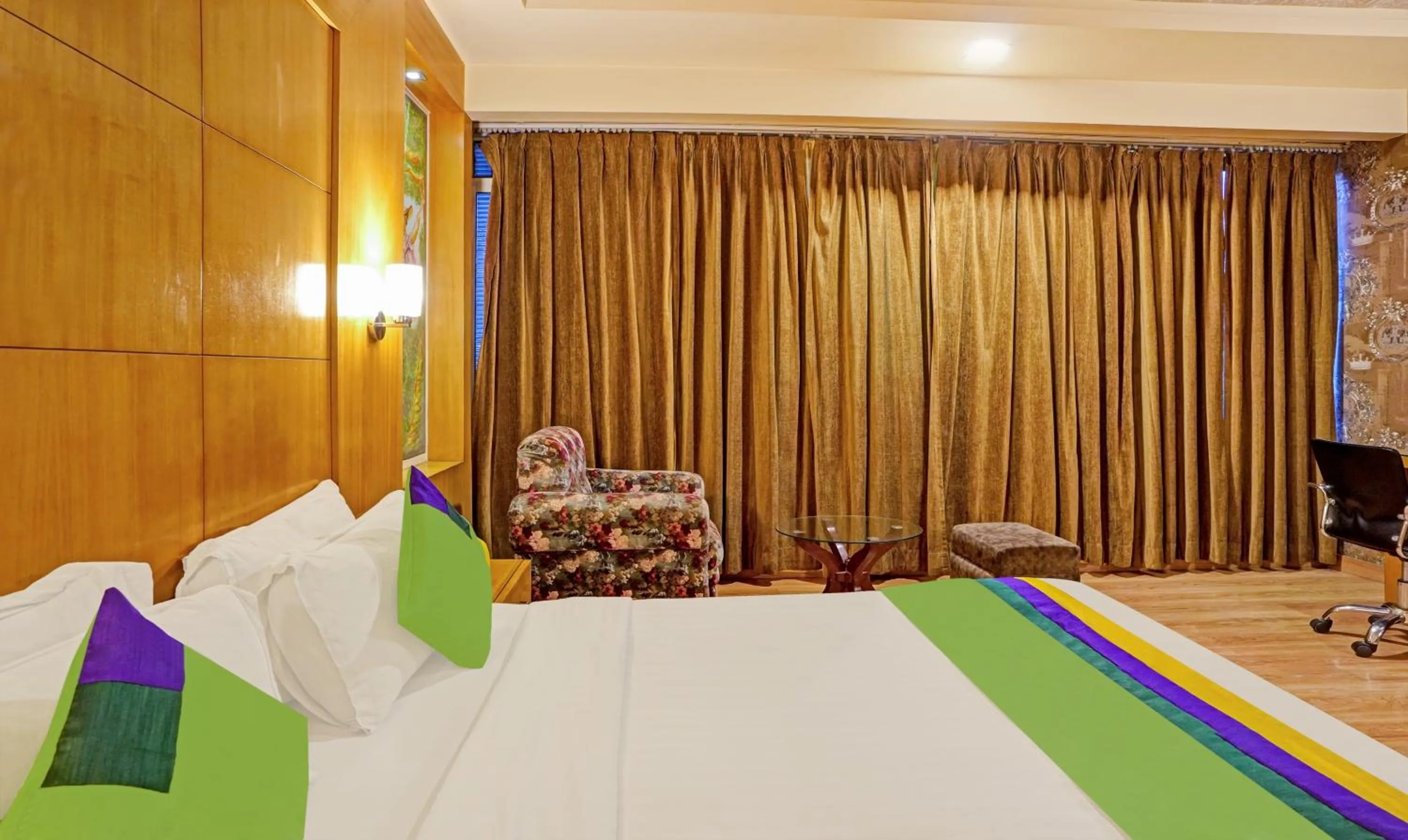 Bedroom, Bed in Treebo Royal Cm - City Center