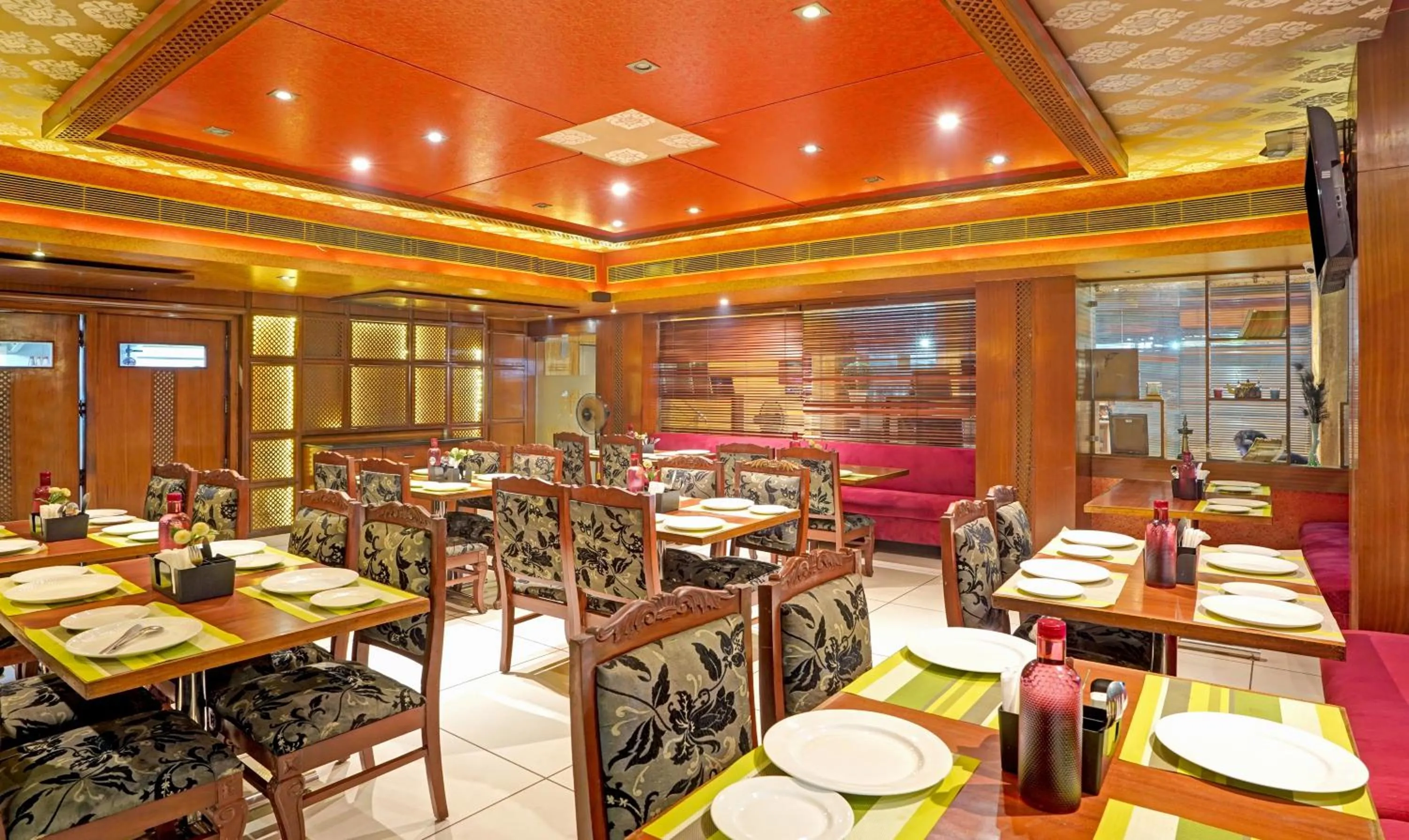 Restaurant/places to eat in Treebo Royal Cm - City Center