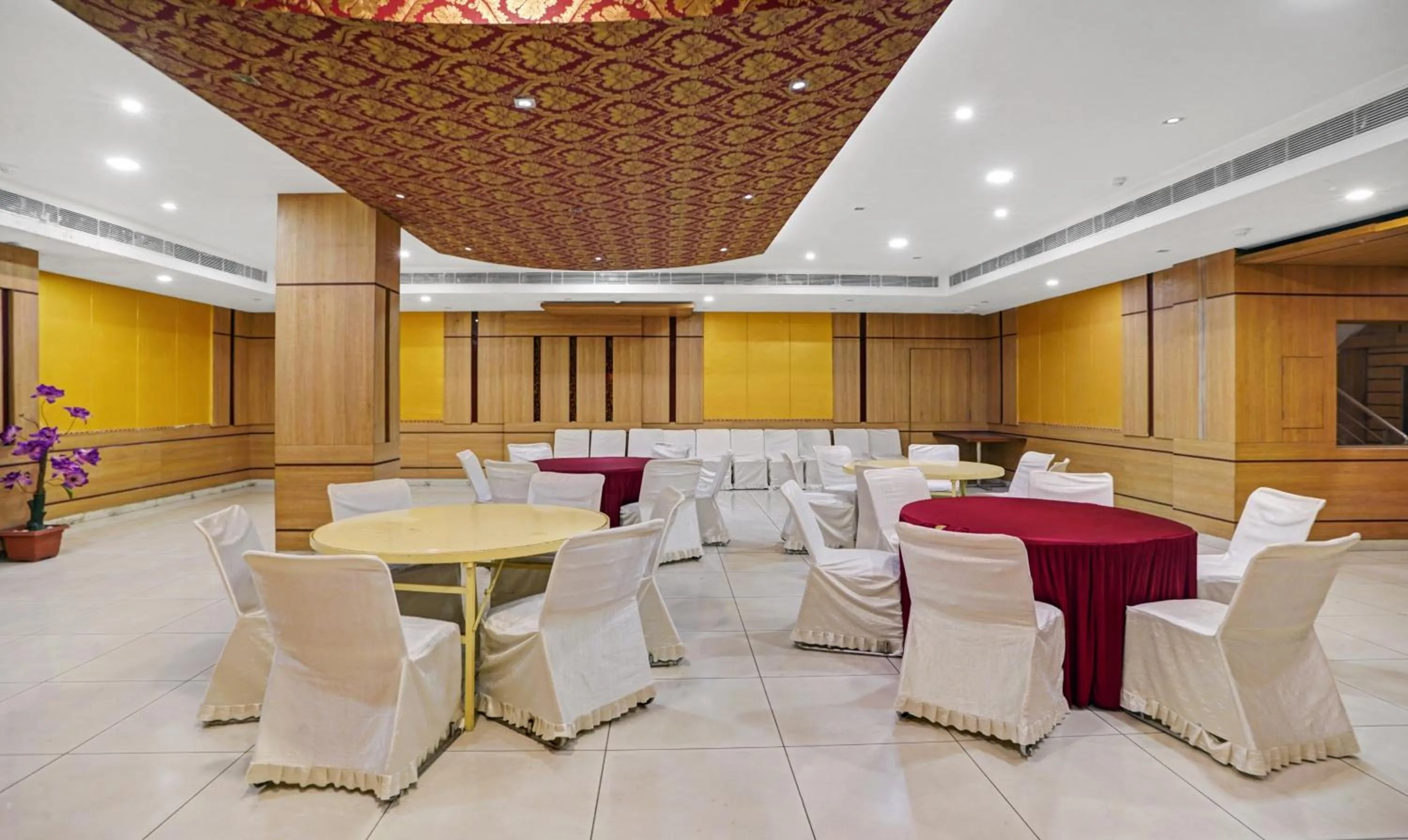 Banquet/Function facilities in Treebo Royal Cm - City Center