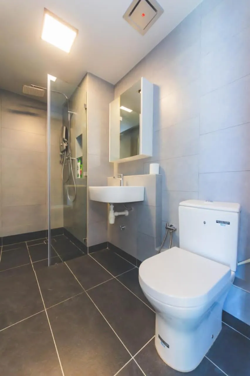 Bathroom in TF Sunset Ocean View Homestay - Jesselton Quay