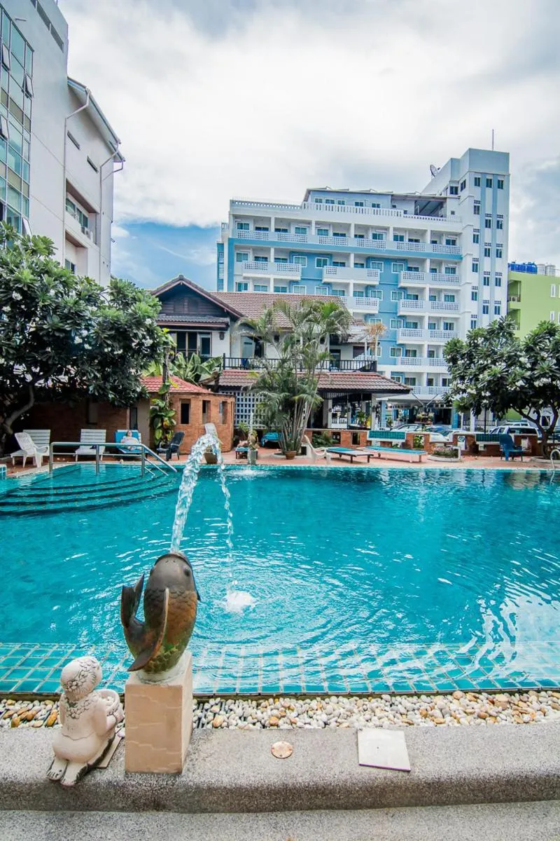 Swimming pool in Sutus Court 7