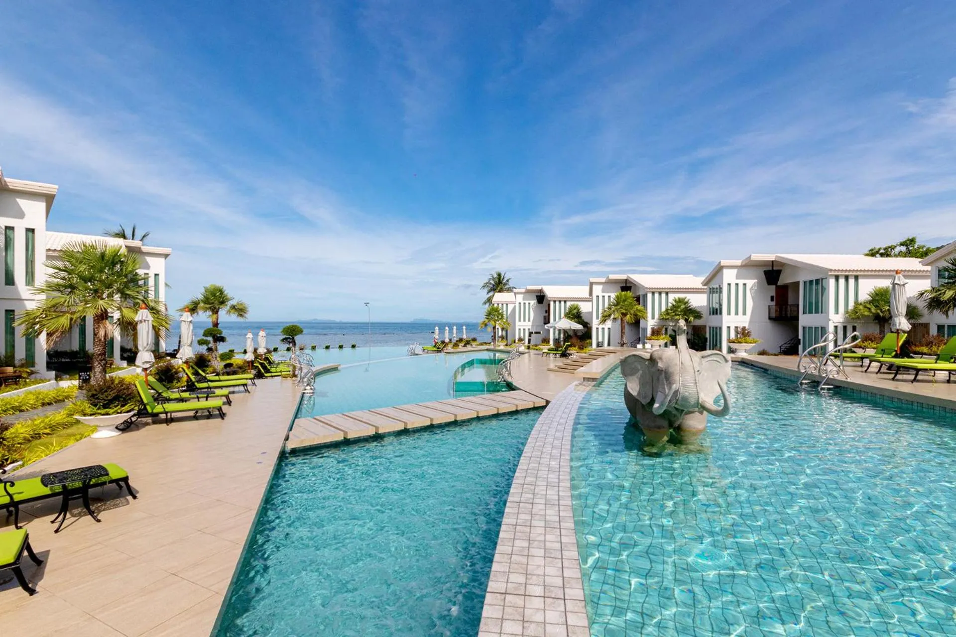 Swimming pool in Vannee Golden Sands Beachfront Resort