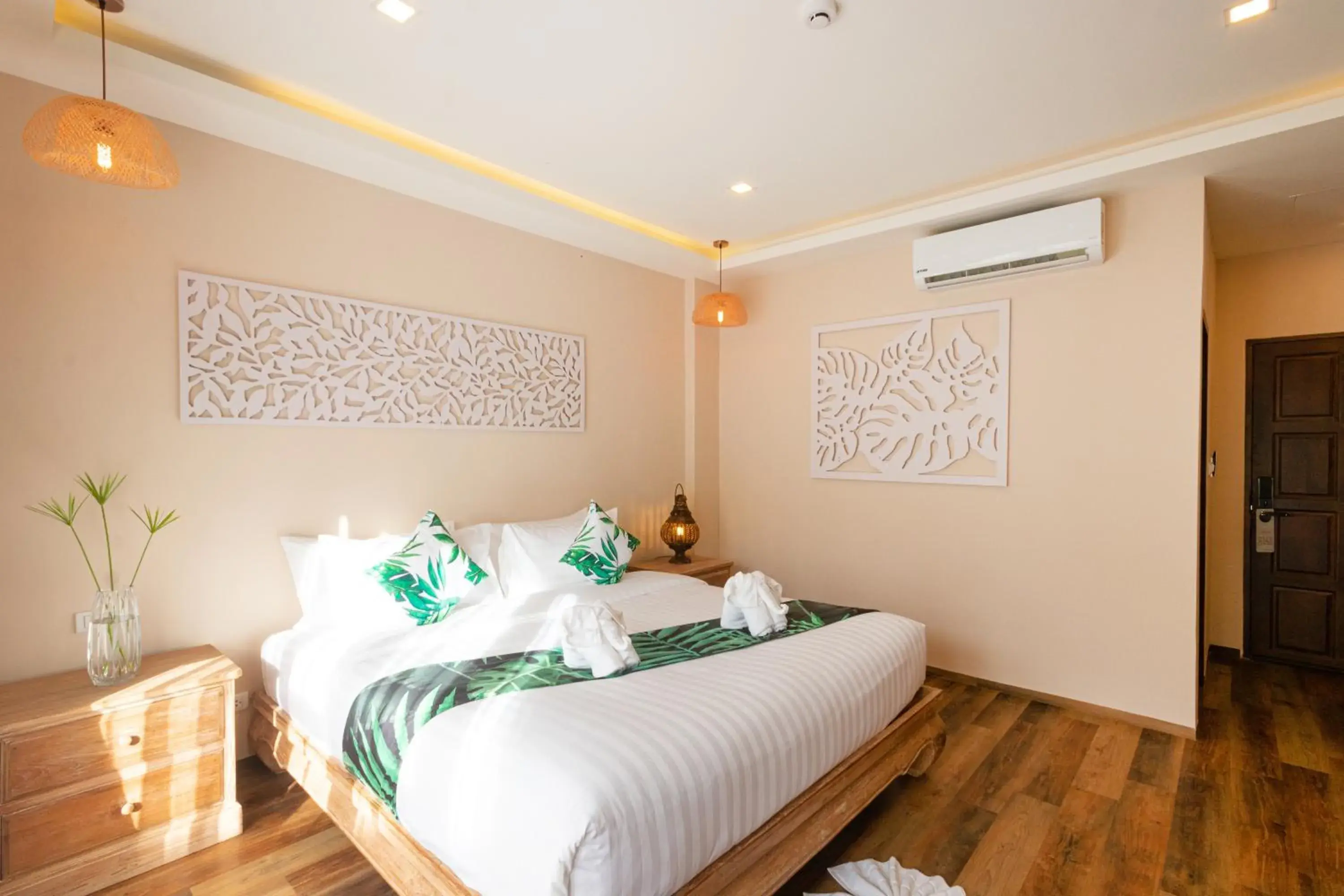 Superior Street view, Double bed in Vannee Golden Sands Beachfront Resort Superior Street view, Double bed in Vannee Golden Sands Beachfront Resort