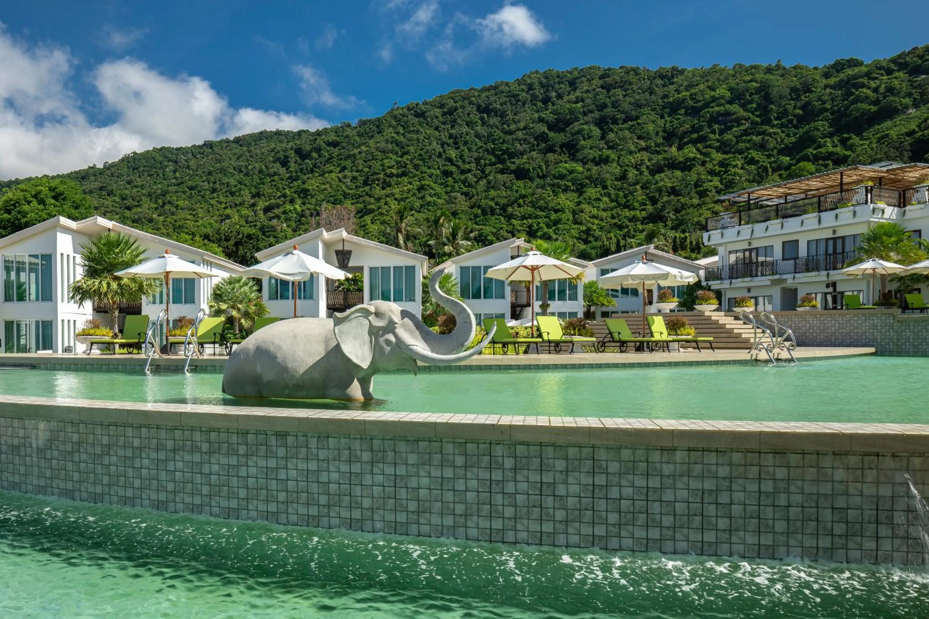 Swimming pool in Vannee Golden Sands Beachfront Resort