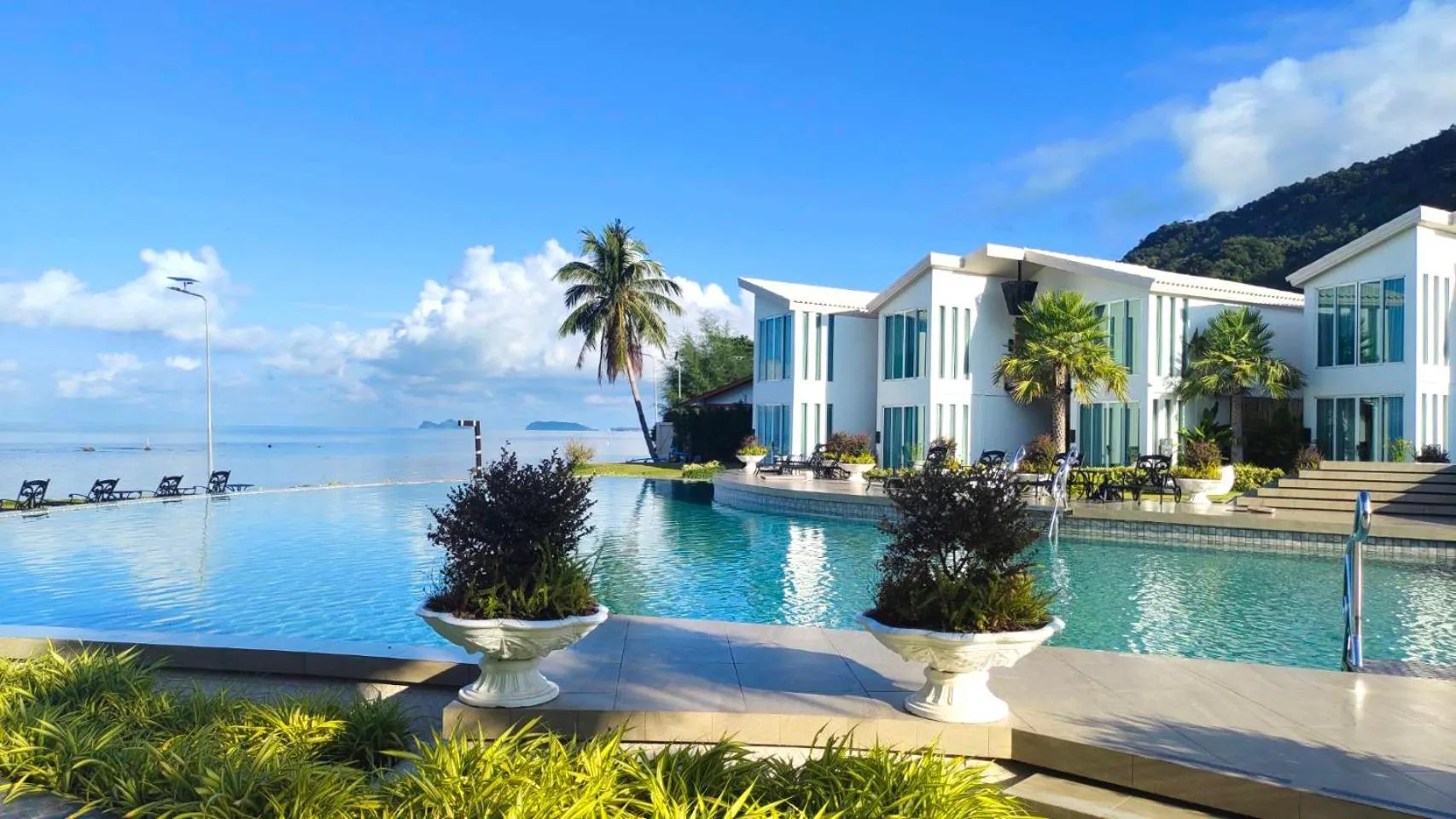 Swimming pool in Vannee Golden Sands Beachfront Resort