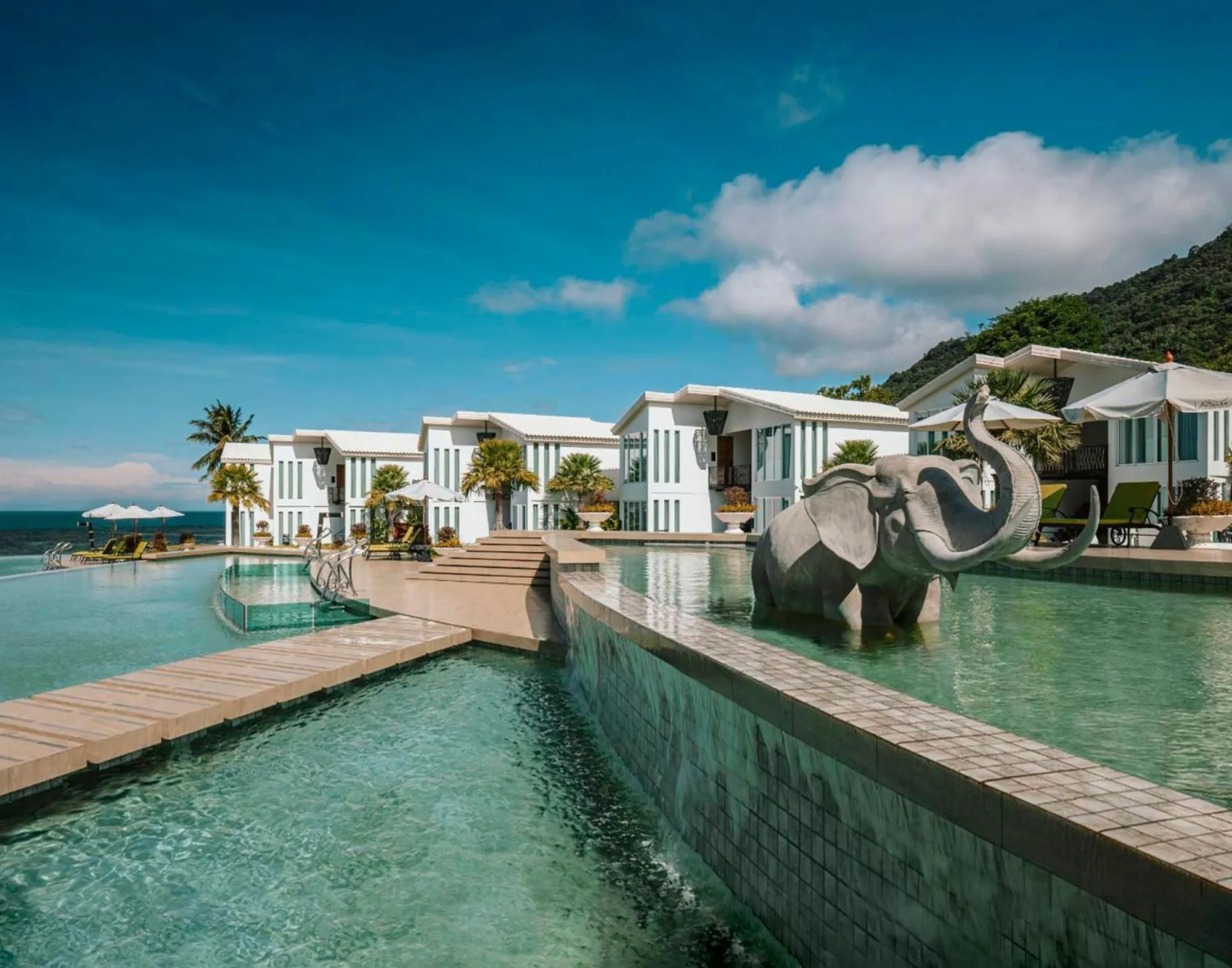 Swimming pool in Vannee Golden Sands Beachfront Resort
