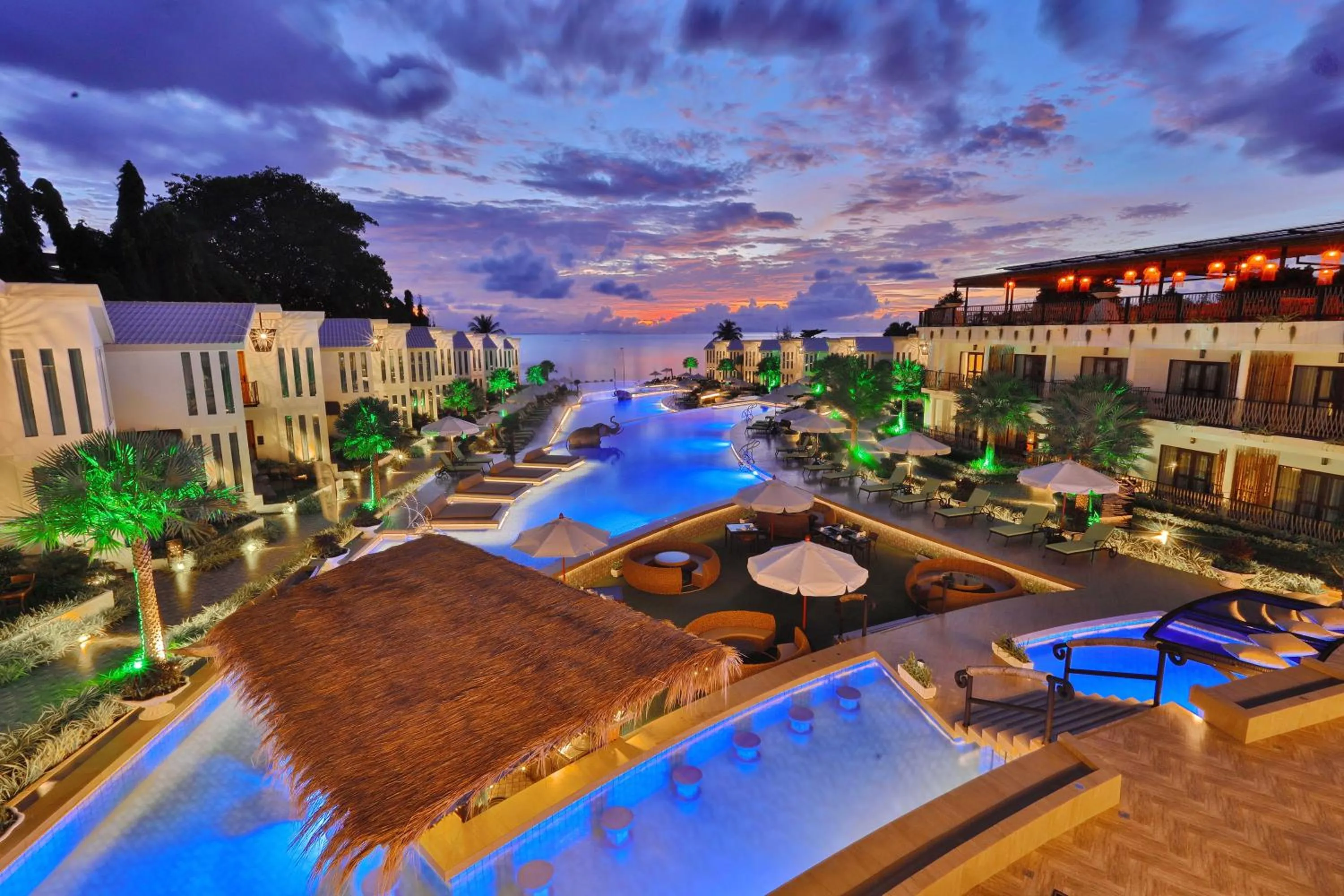 Swimming pool in Vannee Golden Sands Beachfront Resort