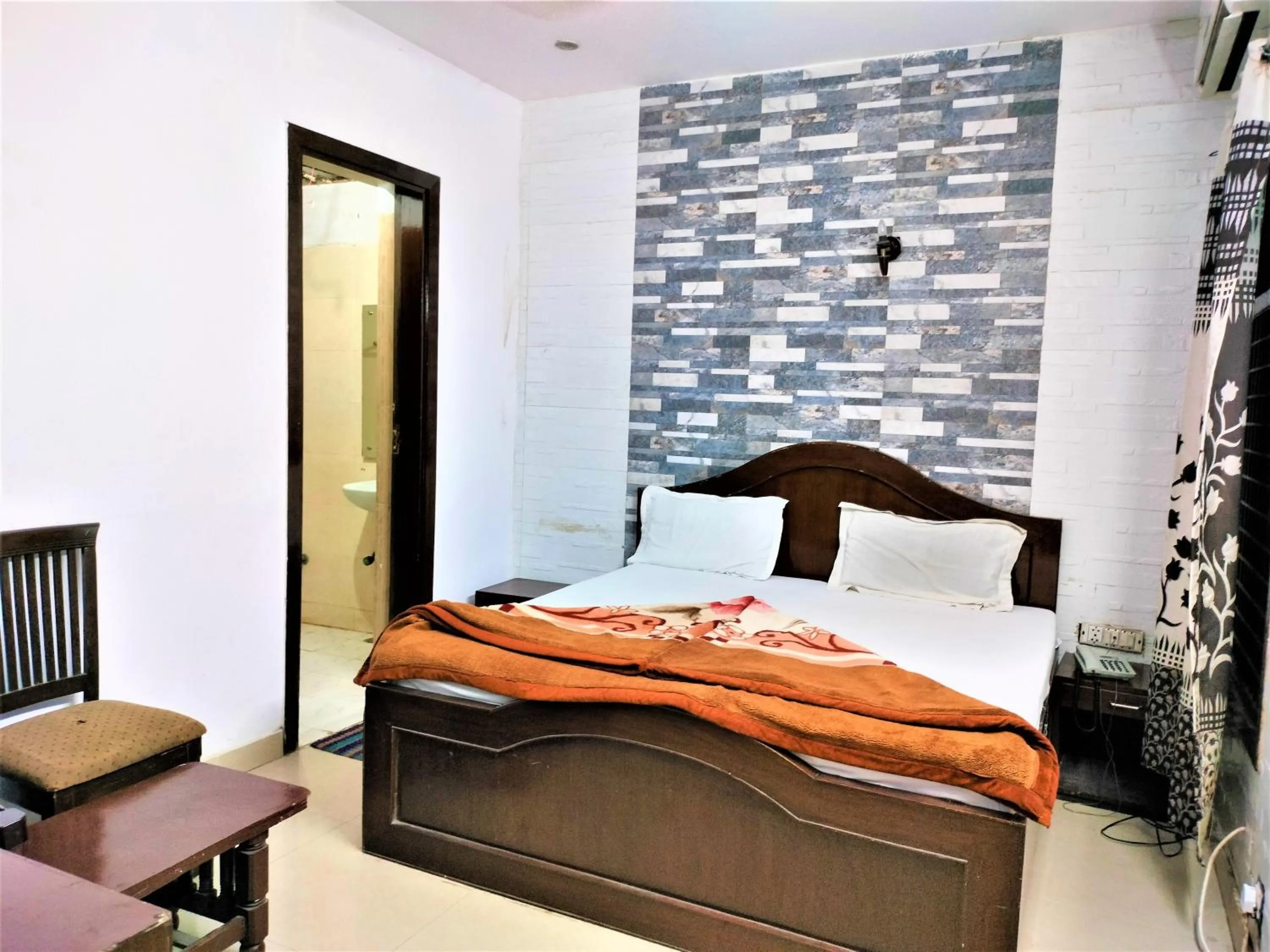 Bedroom, Bed in Hotel White Palace,Nizamuddin Railway Station