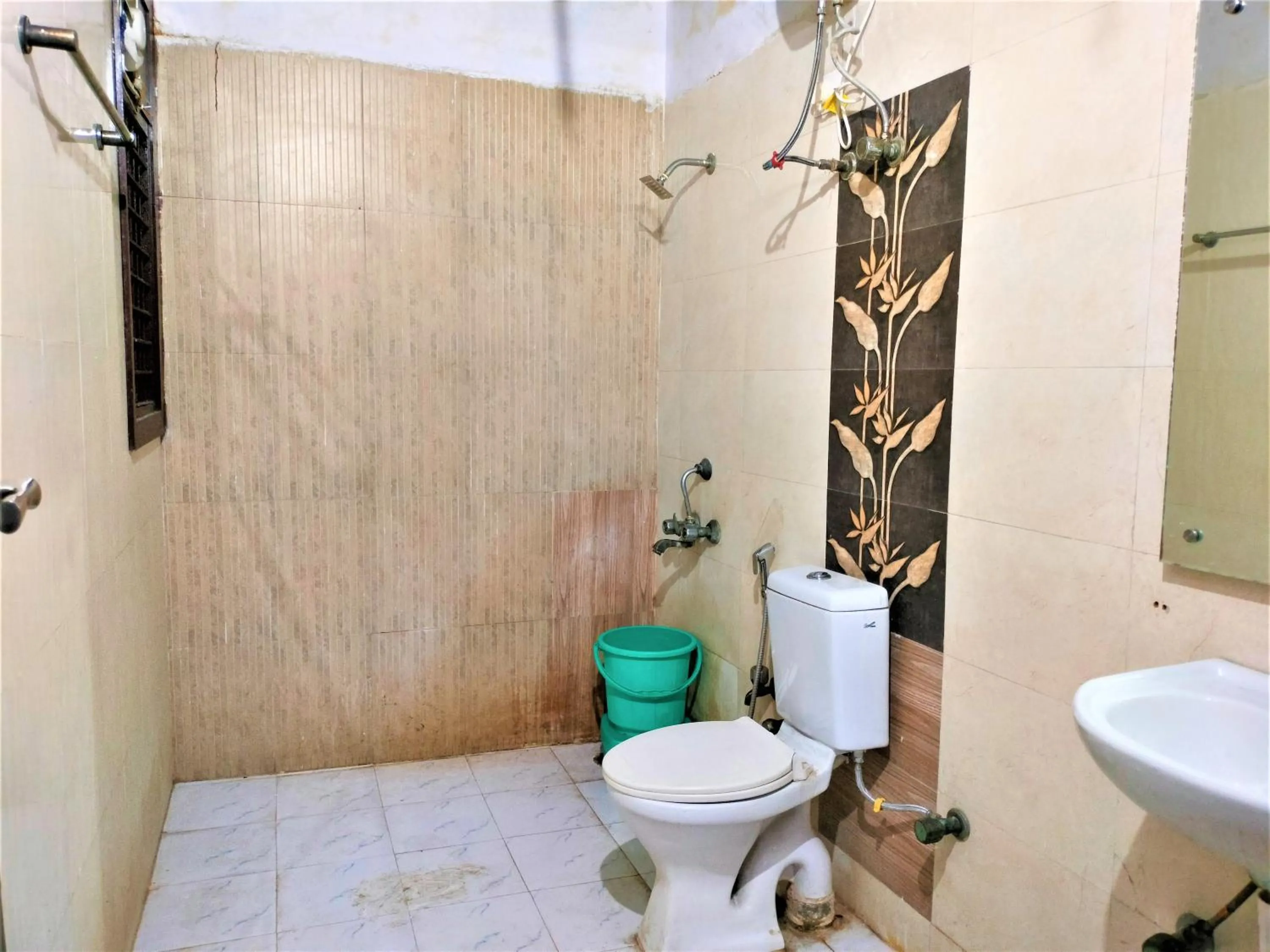 Bathroom in Hotel White Palace,Nizamuddin Railway Station