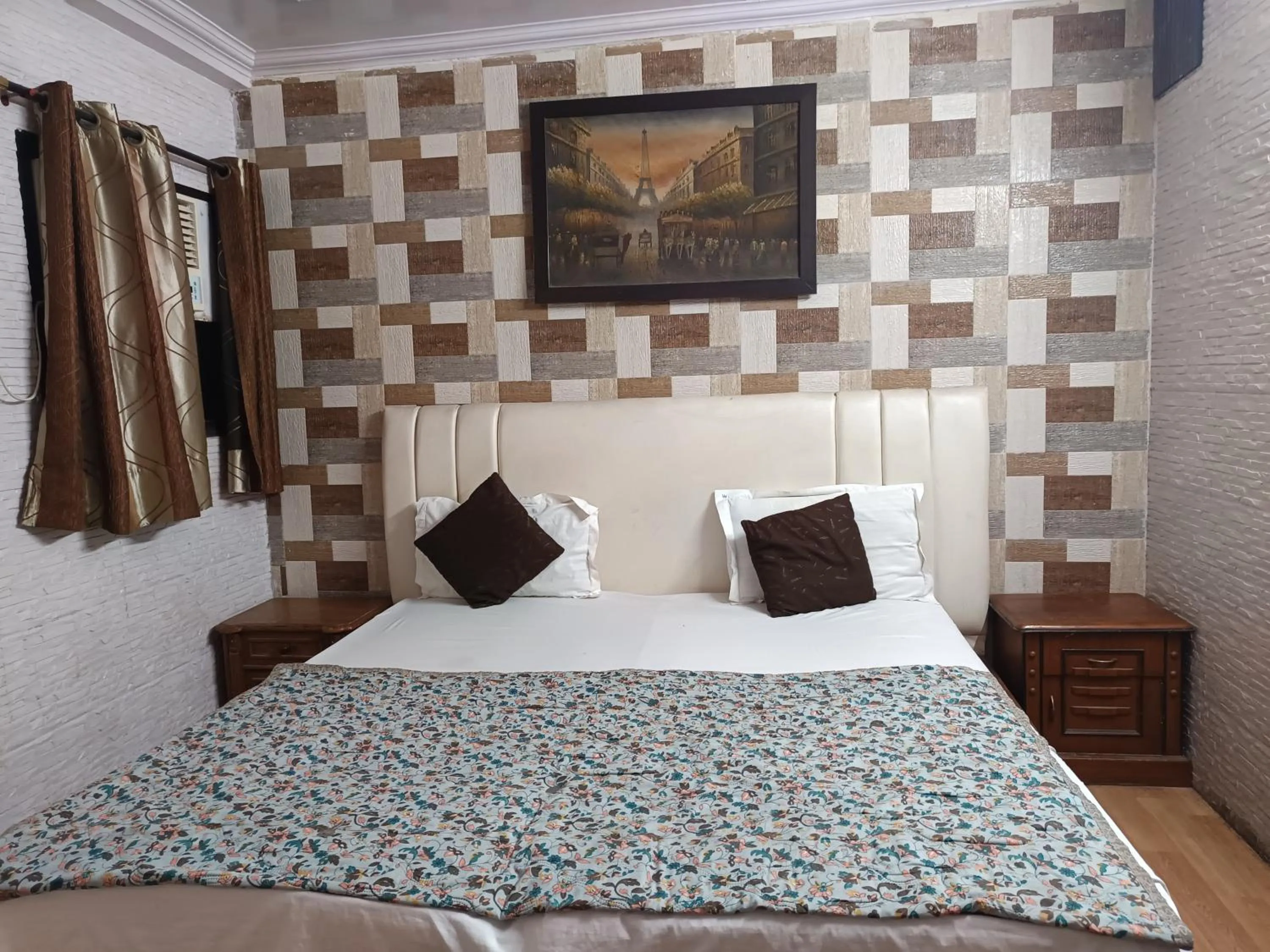 Bed in Hotel White Palace,Nizamuddin Railway Station