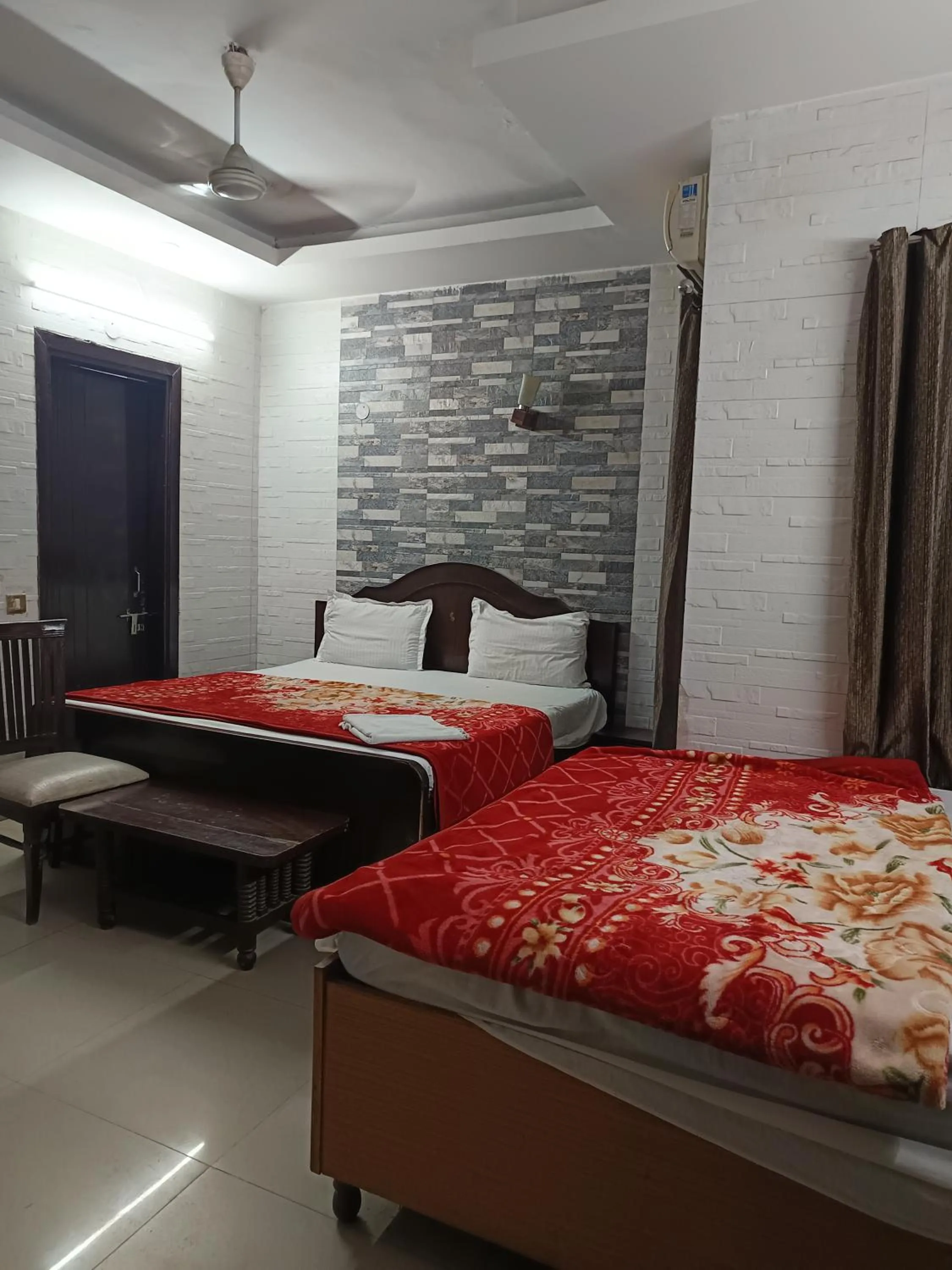 Bed in Hotel White Palace,Nizamuddin Railway Station