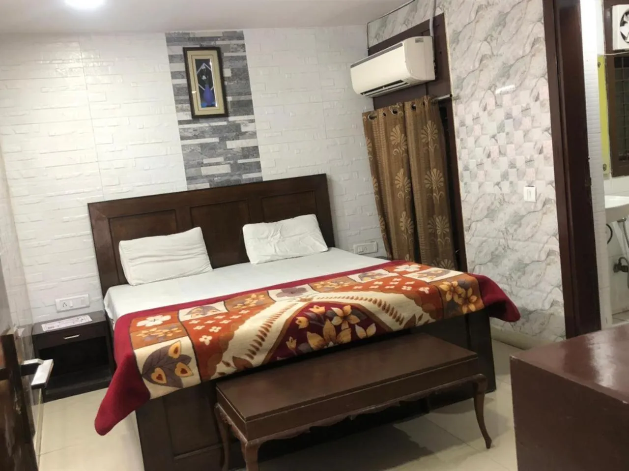 Bedroom, Bed in Hotel White Palace,Nizamuddin Railway Station