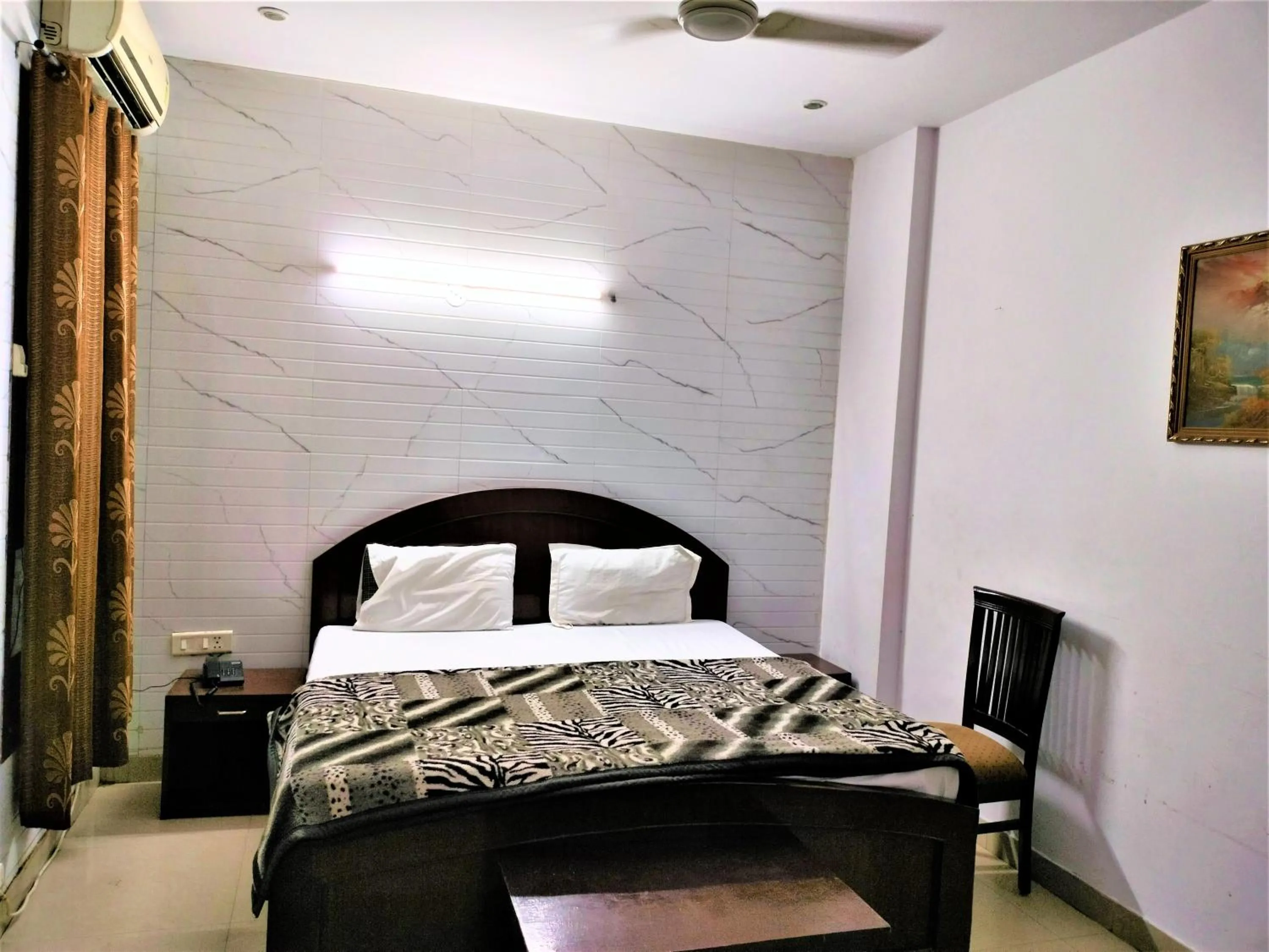 Bedroom, Bed in Hotel White Palace,Nizamuddin Railway Station