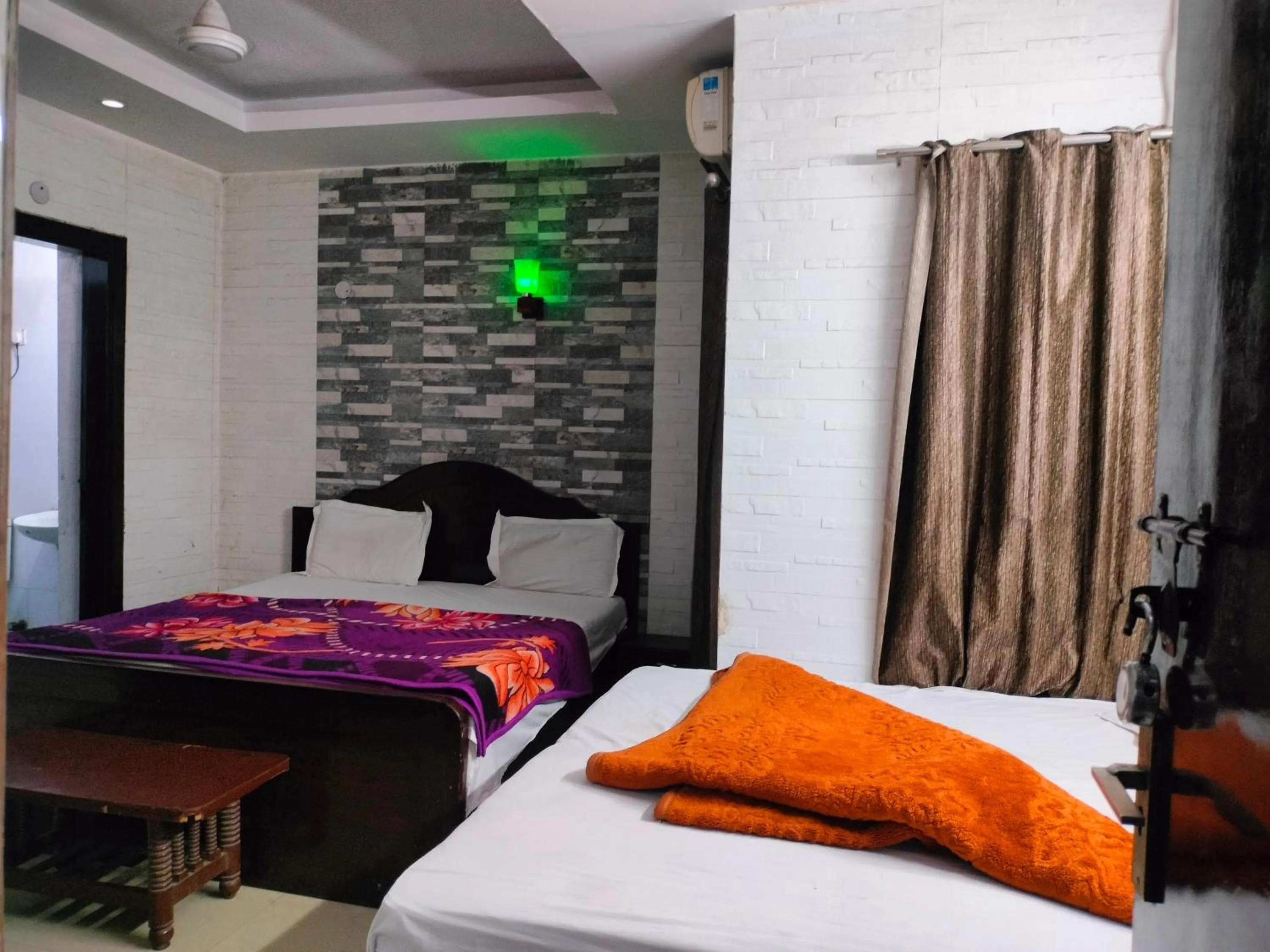 Photo of the whole room, Bed in Hotel White Palace,Nizamuddin Railway Station