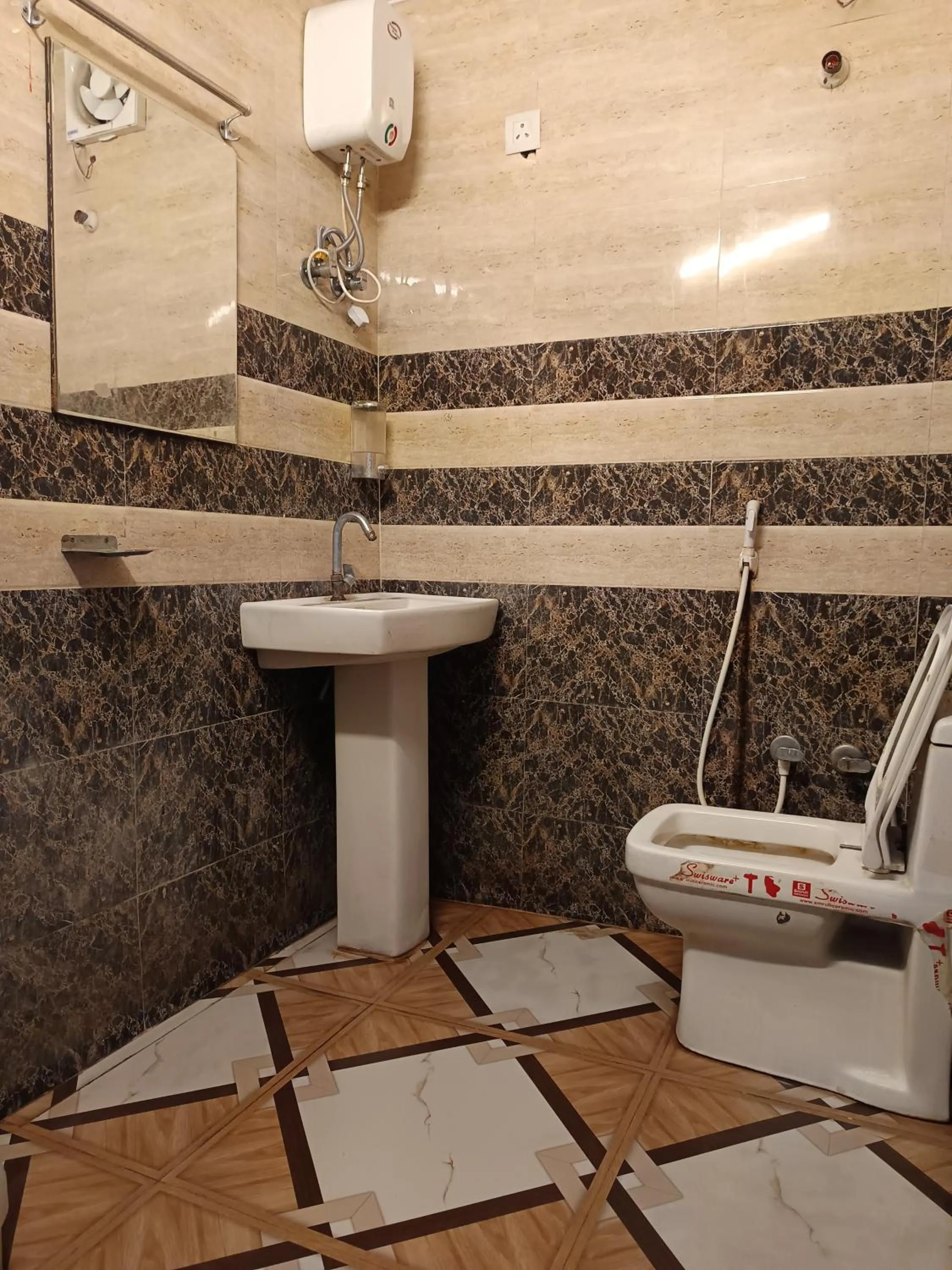 Bathroom in Hotel White Palace,Nizamuddin Railway Station