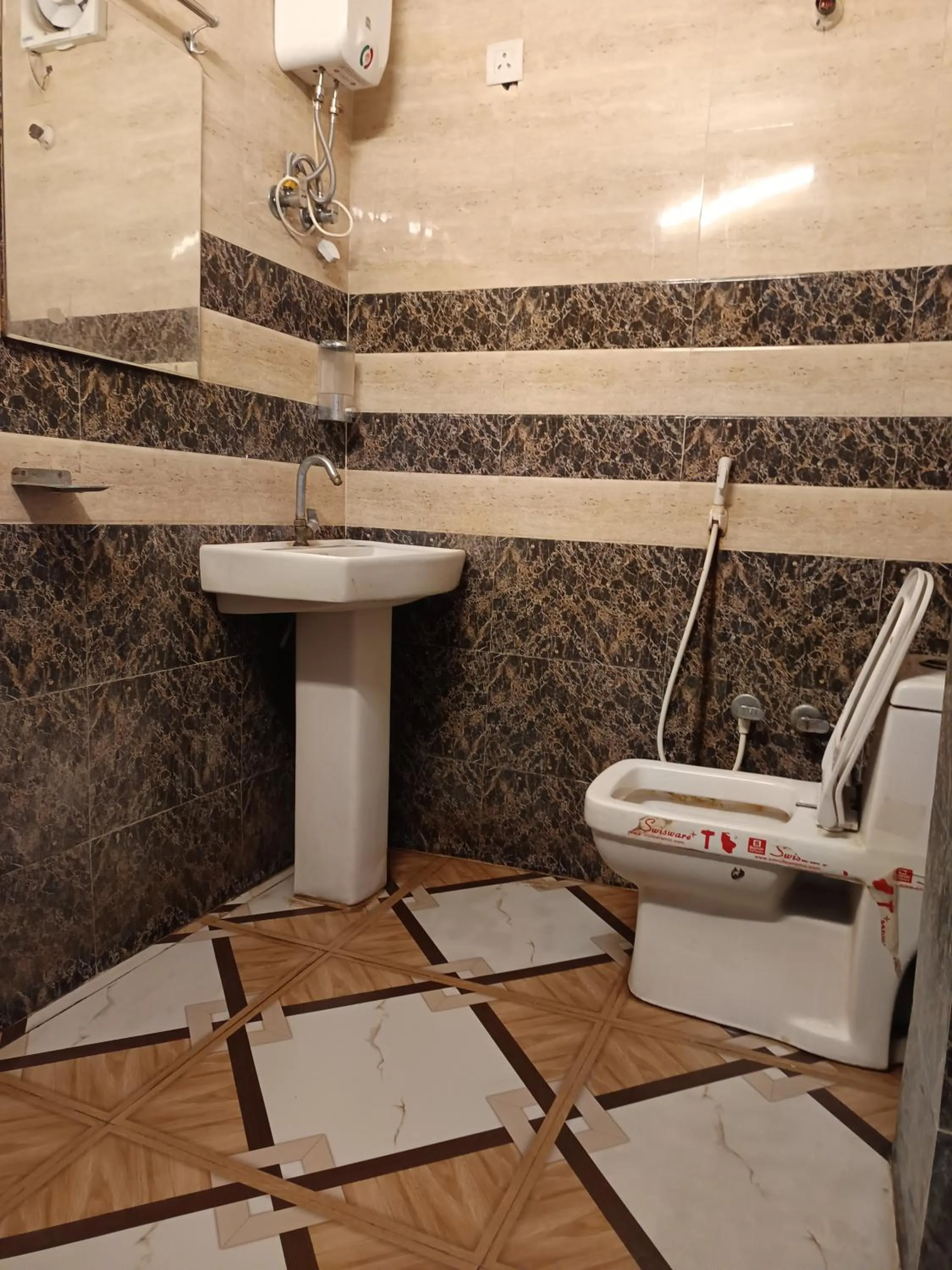 Bathroom in Hotel White Palace,Nizamuddin Railway Station
